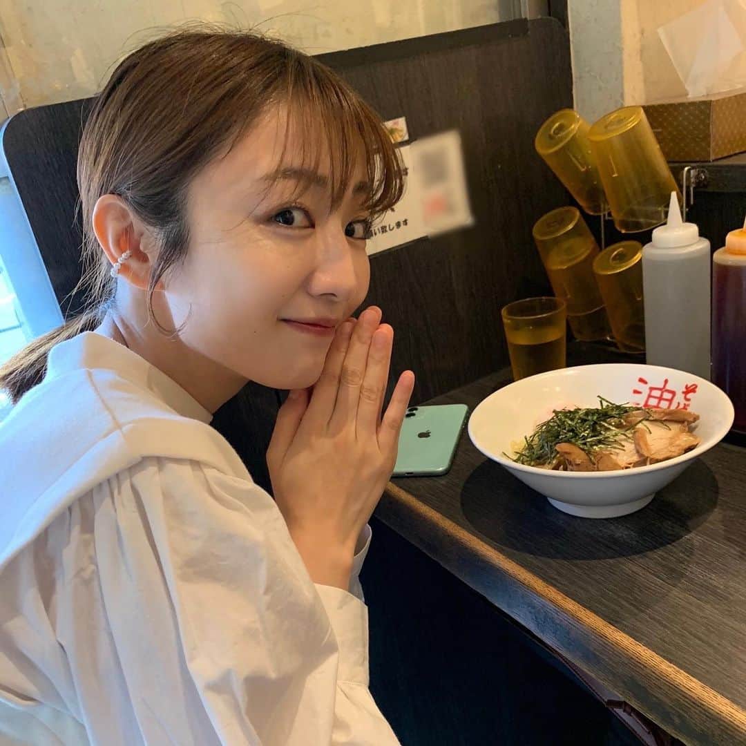 のインスタグラム：「懐かしの油そば@早稲田 早稲田には色んな油そば&ラーメン屋さんがあるんです🍜 ⁡ ちなみに、日テレの社食では日替わりで 色んなラーメンを楽しめます(2枚目以降📷) 他の定食も美味しいのですが、8割方ラーメンを注文しちゃう。 ⁡ よかったら皆さんの おすすめのラーメン屋さん教えてください😊 (つけ麺、油そばも✨)  #ラーメン　#つけ麺　#油そば」