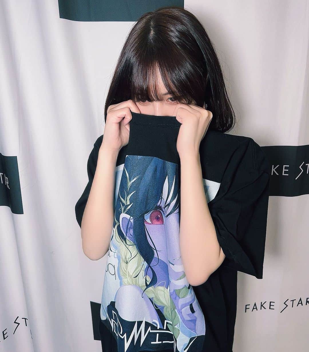 にかもきゅのインスタグラム：「イラストT着たよ♡  日本でも発売されるかな？？？  Thank you for coming to the photo session.📸✌️✌️  #awa #awacon」