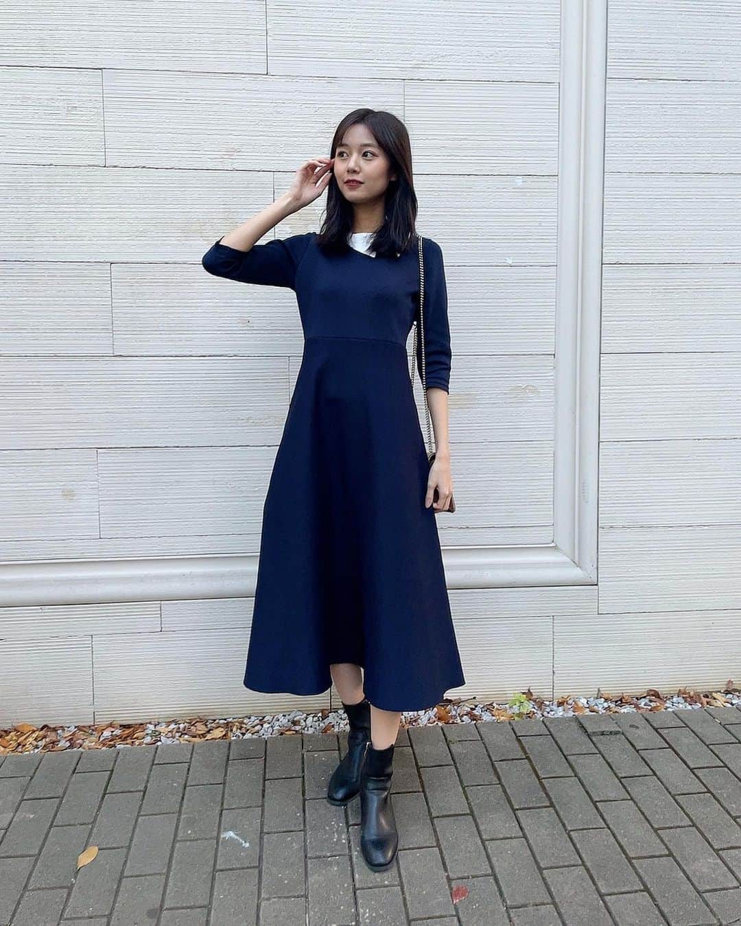 杉浦みずきのインスタグラム：「. シルエットが最高に綺麗なワンピース❤︎ きれいめだけど襟ついてて可愛い☺️  @m_maglie_le_cassetto_official」