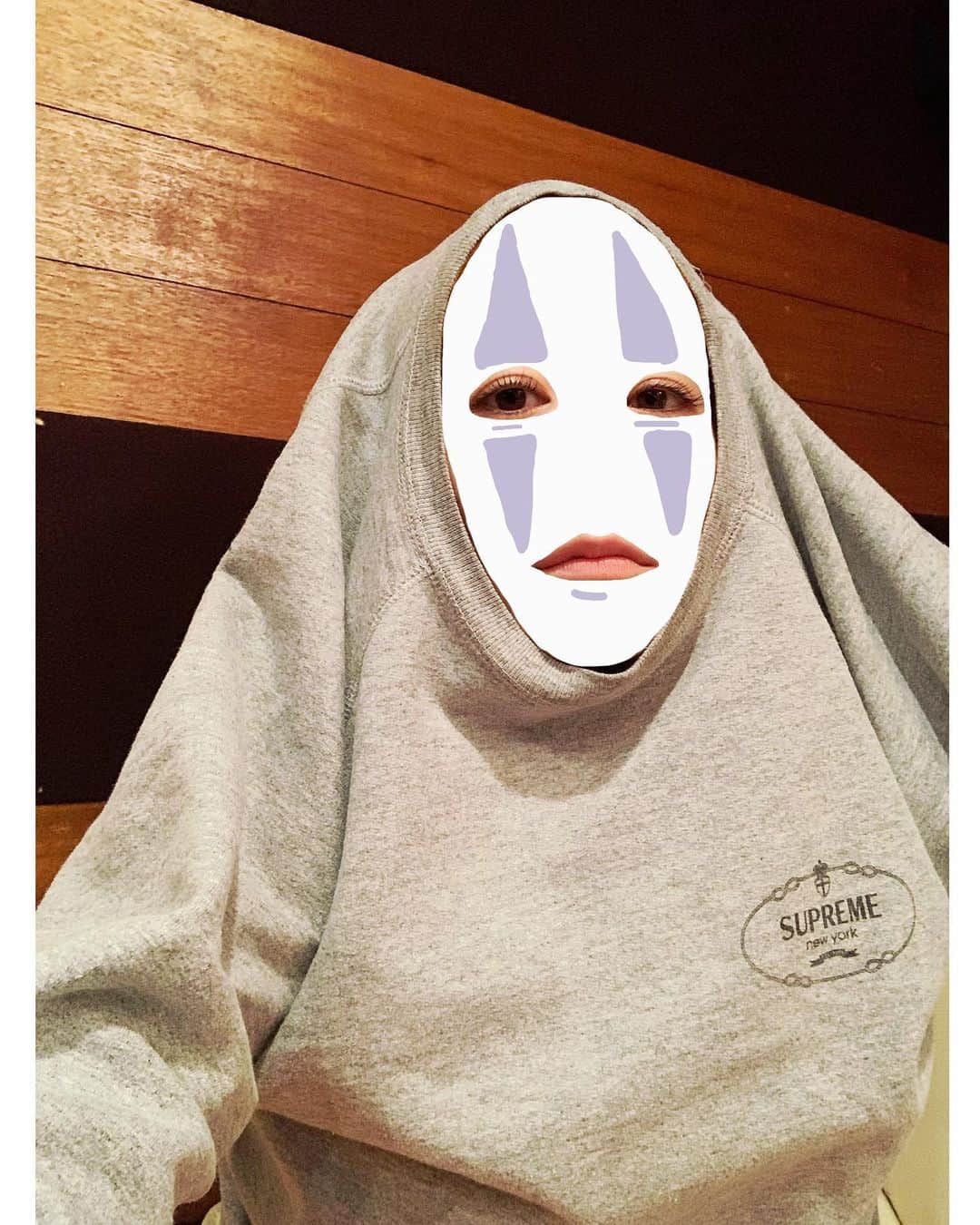 木村カエラのインスタグラム：「はっぴぃはろうぃん🎃  本日はレコーディングをしております。 あっあっあっ。。。 マイクチェック。マイクチェック。  #ハロウィン #かおあり  @supremenewyork」