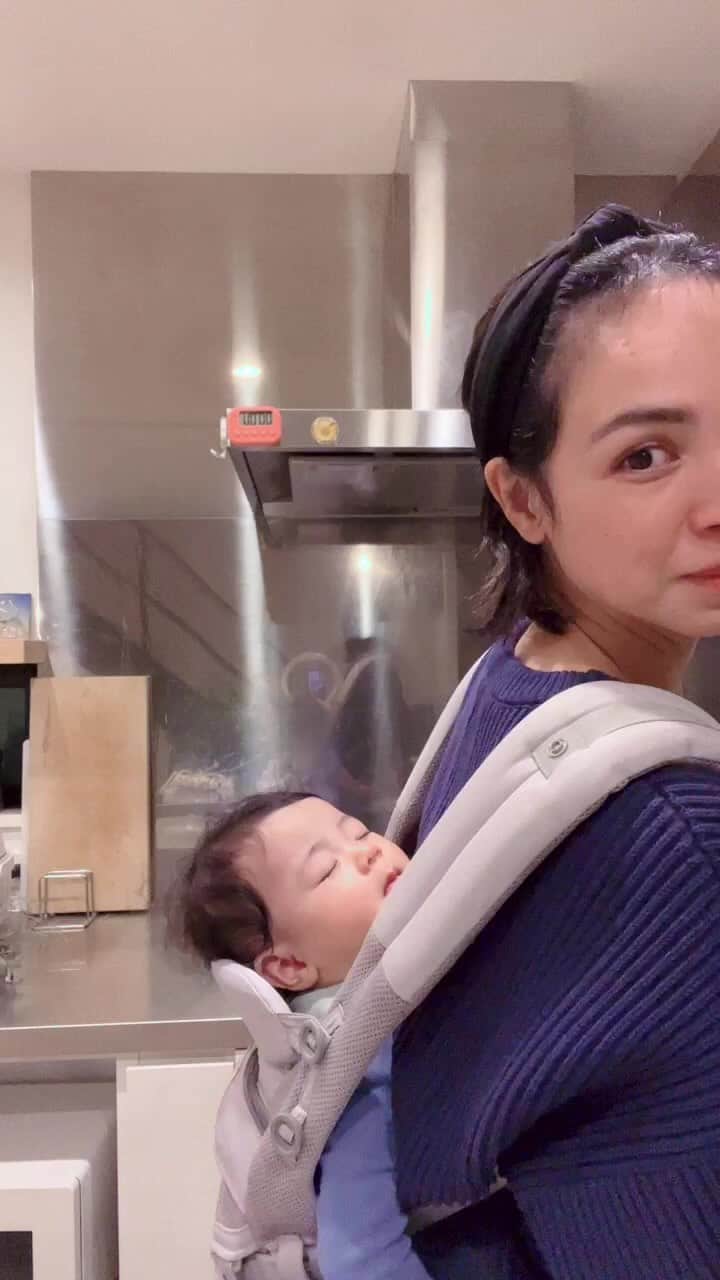 鈴木サチのインスタグラム：「. 今日はなおちゃん寝ちゃったから、おんぶしながらおサチキッチン♪」