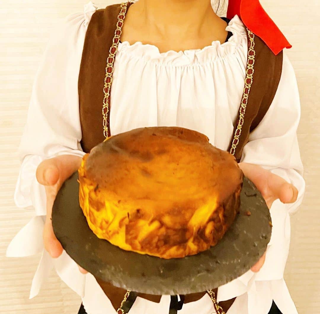 浅田好未さんのインスタグラム写真 - (浅田好未Instagram)「#happyhalloween 👻 姉家族が遊びに来てくれてみんなでハロウィンごはん。 デザートにかぼちゃのバスクチーズケーキを焼いたよ🎃 #牡蠣のパエリア #チキンの素揚げ #ガーリックシュリンプ #白身魚のケッパーソース #パテ#バゲット #ピクルス #フライドポテト  娘は海賊、甥っ子はパンプキンの仮装をして、2人ともかわいかったな❤︎」10月31日 20時23分 - yoshimiasada