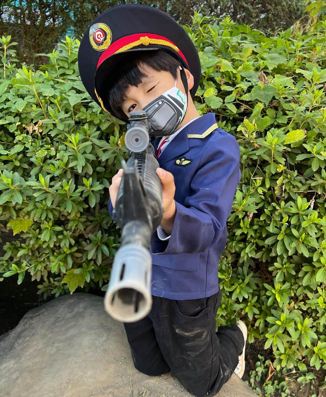 山口尚美のインスタグラム：「ハロウィンパーティーはライフル駅長でした🔫👮‍♂️💥 電車と銃という星太郎的に今最もHOTな組み合わせ🔥❤️‍🔥 日頃から駅長ルックはよくしているので 新鮮味はないのであった😅 ずっと好きなのはいいこと🥹🚉❣️」