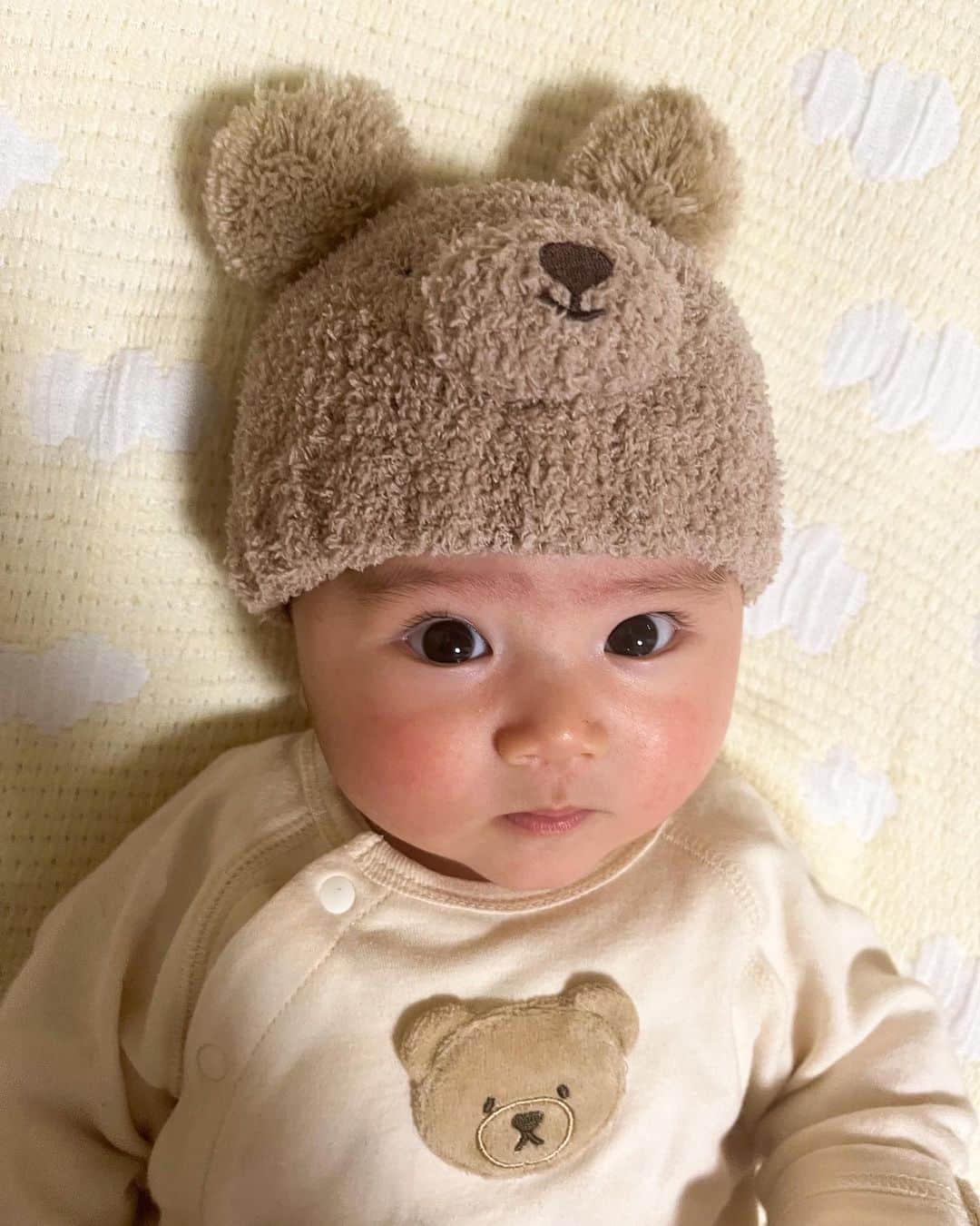大森紗理 ステファニーのインスタグラム：「ぼくはくま🧸💫 おちょまる冬支度はじめました パパからもらったお洋服来て ほっぺ真っ赤に愉快なベビたん  #100days  #赤ちゃんのいる生活  #生後3ヶ月」