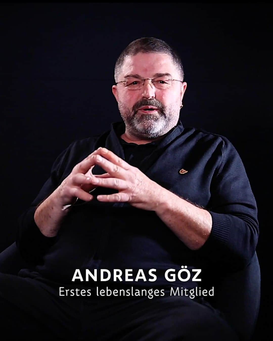 VfBシュトゥットガルトのインスタグラム：「„Die Siege kannst du nur richtig genießen, wenn du auch die Niederlage kennst“, sagt Andreas Göz, der seit 2015 unser erstes lebenslanges Mitglied ist. Das komplette Interview mit ihm gibt es auf unserem Youtube-Kanal! Du willst auch #jetztvfbsein? 👉 Link in der Story und den Highlights! _ #VfBsein #vfbstuttgart1893 #vfbstuttgart #VfB #auscannstatt #furchtlosundtreu #VfBInsta」
