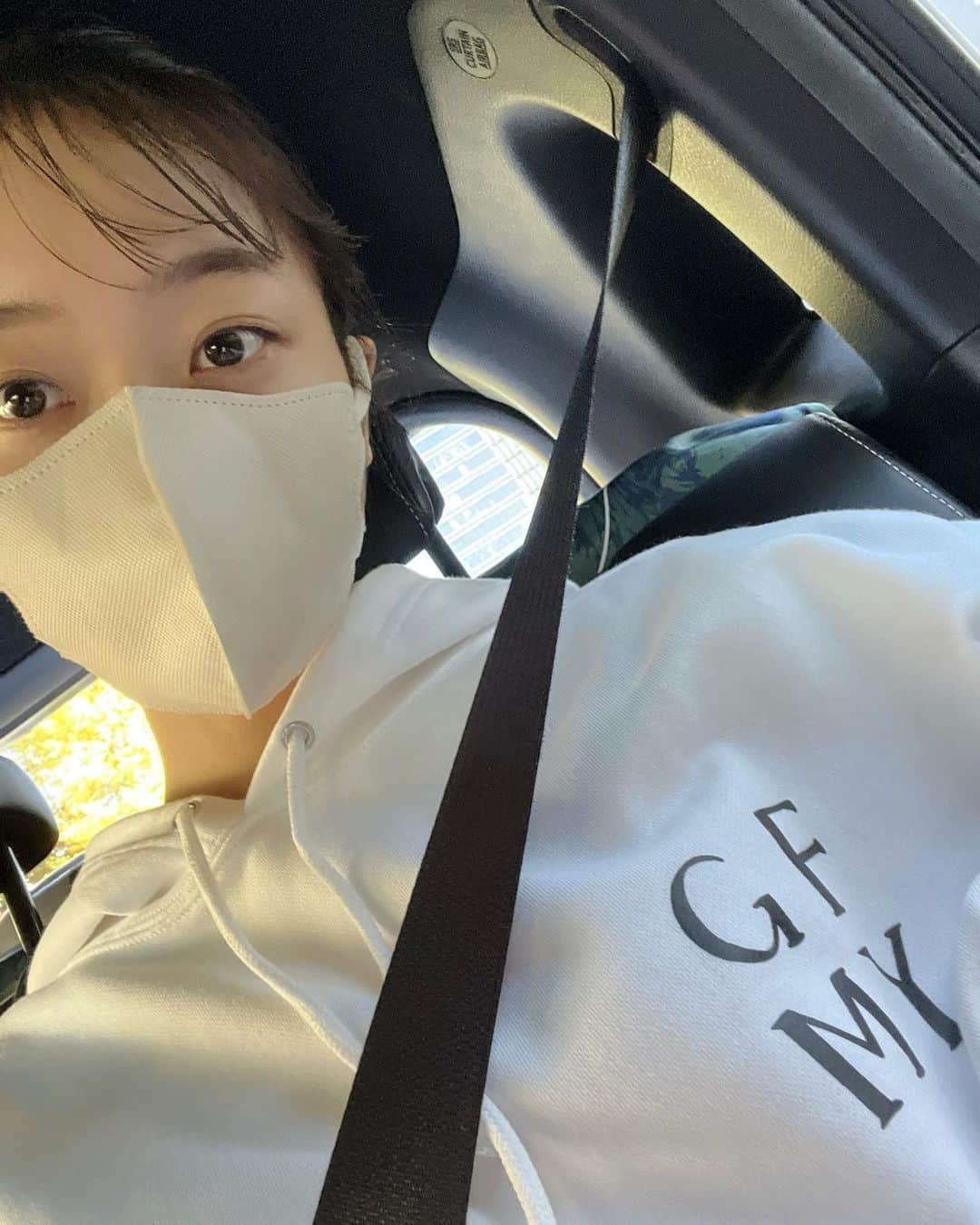 深川麻衣 のインスタグラム：「今日はground Yさんとのコラボで作ったパーカーを着てきました〜。  いよいよ明日11月1日から、テレビ東京にてドラマ 「完全に詰んだイチ子はもうカリスマになるしかないの」 の放送がスタートします🎉🙌 長いタイトルで覚えづらいよ！という方は、 略して「カリスマ壱子」と覚えてください。笑  基本はコミカルなテンポでジェットコースターのように進んでいくのですが、あははと笑っていたらふいな一言がグサっと刺さったり、なんだか泣けてきたりととても心揺れる不思議で素敵な脚本でした。 火曜日の夜、皆さまの心を少しでもほぐす時間になったら嬉しいです🙏 @charisma_ichiko」
