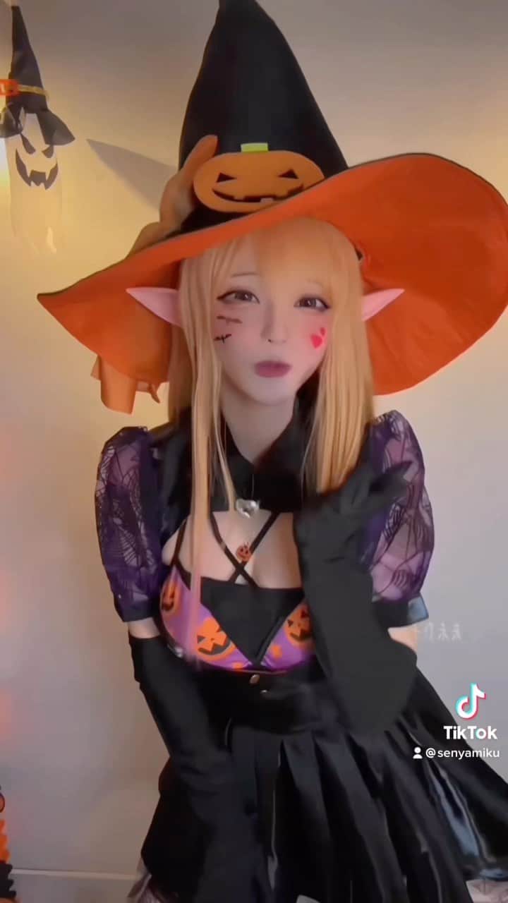 千夜未来のインスタグラム：「喜多川海夢：萬聖節快樂！🎃 Happy Halloween  #その着せ替え人形は恋をする #halloween」