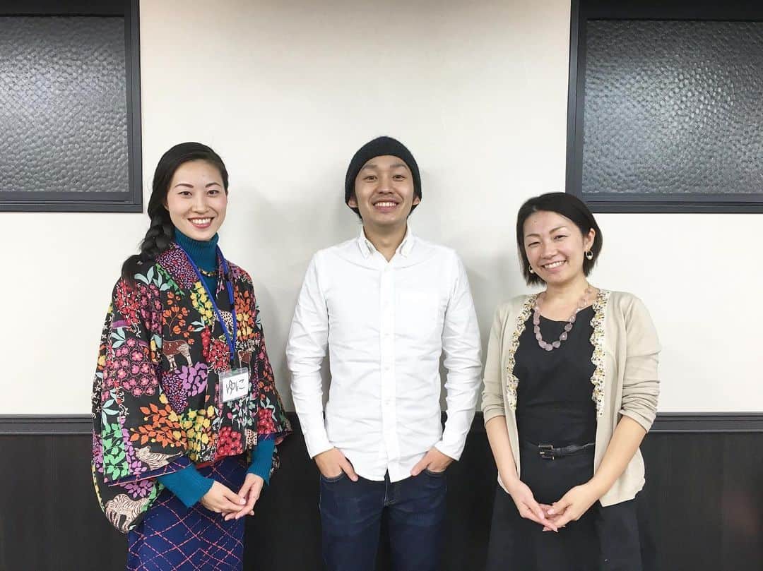 福田基広のインスタグラム：「今夜は普段、夜に飲まないコーヒーを飲んでる🌒  ・・・というのも、 ７年事業サポートをさせてもらってた @ayako_miura_official さんから、セルフメディアを卒業する連絡をいただいたから。 　 喜ばしいことではありつつ日中、寂しさからか過去を色々思い出し心の整理に時間かかったす 　 　 　 「わたし、女性の起業支援をしたいんです」 　 綾子さんが会社員のころから 一貫して取り組みたい活動が明確で。  セミナーの集客や発信の反応に苦戦してた彼女も、現在は法人成りし4期目突入！ 　 様々なご活躍を経て 明日11/1スタートするコミュニティBeClever も70名超え👏 　 　 ・・・さらに上記の活動を広げながら 現在大学院も通っている、アイアンマンならぬアイアン綾子ですよ笑 　 　 ともあれ、そんな綾子さんがスタートするコミュニティも本日まで先行募集中。 ※ @ayako_miura_official さんのプロフィールへどうぞ！  　 入会を迷ってる方向けにぼくから推薦すると、 綾子さんは「信用できる人」 だから、彼女の周りに人が常にいる。 　 　 セルフメディアにも、最後の最後までフィードバックをくれて。 退会時に本音を言ってくれないのが多い中、言いにくいこともしっかり伝えてくれる。 　 これはぼくだけではなく、誰に対しても同じ関わり方だから、みんなに好かれるんだと思います  これ、彼女を知ってる人は結構、共感する人多いと思う✨ 　 　 　 なんか、書きたいことが多くて なに言いたくなったかわかんないけど とりあえず引き続き応援してます📣 　 　 　 ７年。 特別な存在だったからこそ 一旦、一つの区切りとして。 　 　 嬉しいのと同じくらい寂しいから、 今夜は普段、夜に飲まないコーヒー飲んでる 　 　 ・・・またいつか、関われることを願って 僕は僕で、粛々とセルフメディアのリニューアルを進めていきます。 　 　 　 #写真は2015年 #今や0円生活で大スターのゆにちゃんと3人で撮ったやつ #意外と２人で撮った写真がなかった」