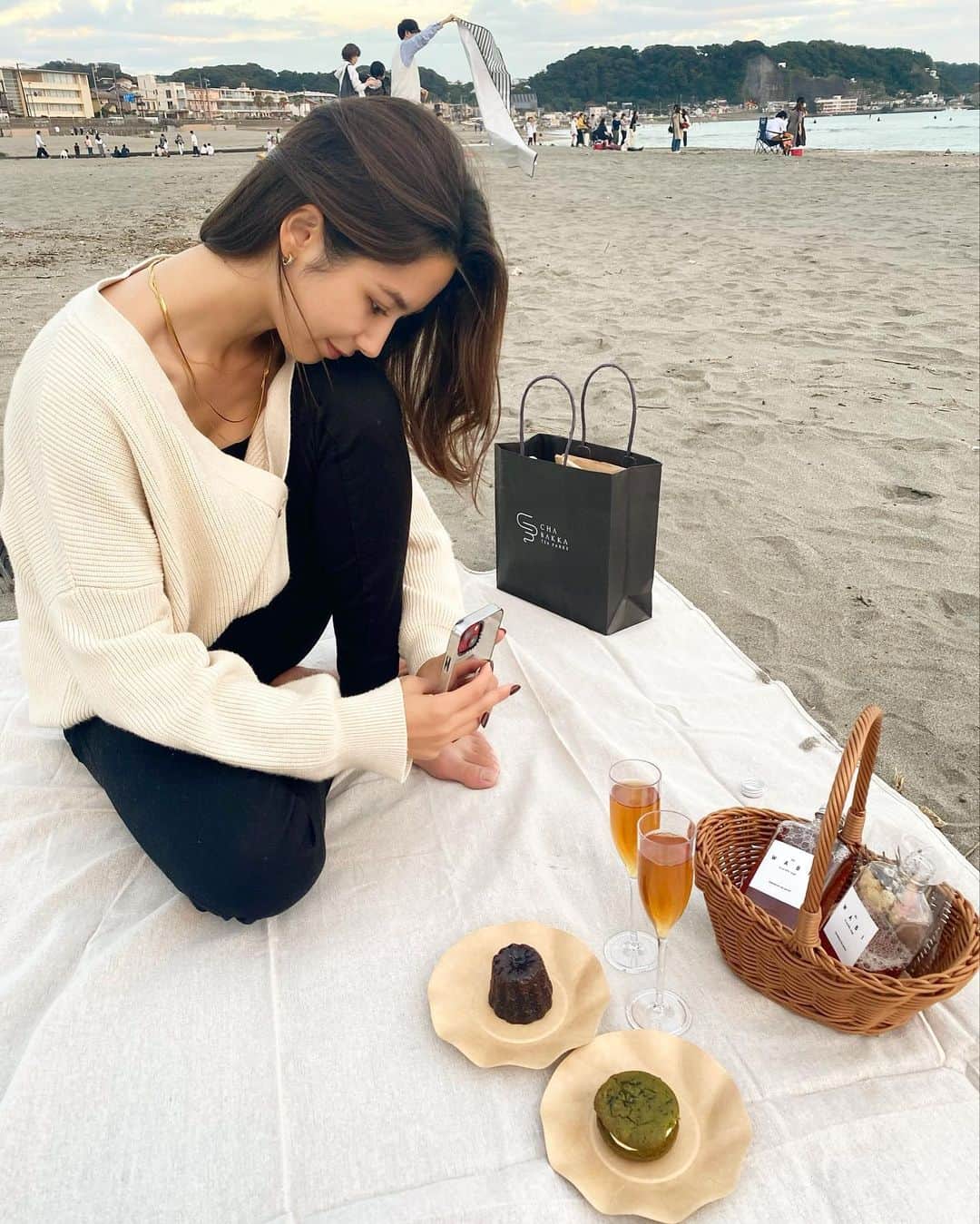 ヴァッツ美良のインスタグラム：「先日、OCHA garden主催 パリジェンヌの海ピクニックに参加しました🥰  キャンパスインフルエンサーの撮影で出会ったりりこが @ririko_yamada  主催するイベント💓  "湯呑みを知らないパリジェンヌが教えてくれた日本茶のたしなみ方を通して、お日常の中のささやかな喜びにふれ、「心の休日」を楽しむ"をテーマにした とっても素敵なイベントでした🫶  普段落ち着いたテンション感の女子2人がキャピキャピしながら撮影して終始はしゃいでました😌✨  こんな素敵な企画を思いつくなんてすばらしすぎるよ、、、🥹  大学生のエネルギーってほんとに すごい❣️  #鎌倉#由比ヶ浜#海#日本茶#お茶#女子大生#夏の終わり」
