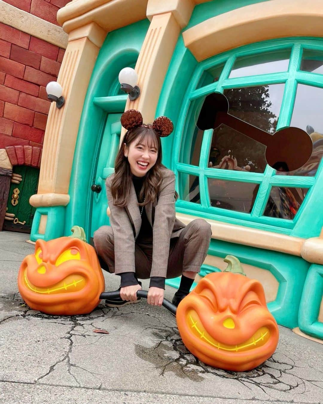 小山ひかるのインスタグラム：「👻🎃HAPPY HALLOWEEN🎃👻 仮装には全然興味ない勢なので 特に何もしてないけど31のアイス食べました🍨笑  ディズニーで撮ったトゥーンタウンハロウィンverの 写真をどーぞ🫶🌈  悲しいニュースもあったので 皆さん気をつけて楽しんでね🥺✨ . . #halloween #ハロウィン #happyhalloween #🎃 #🎃👻 #👻 #disney #disneyland #tdl #tokyodisneyland #tokyodisneyresort #tokyodisney #ディズニー #ディズニーランド #東京ディズニーランド #トゥーンタウン #toontown #ハロウィン #halloween #🎃 #🤎 #happy #smile #dハロ #夢の国 #夢が叶う場所 #ディズニーハロウィン #disneyhalloween」