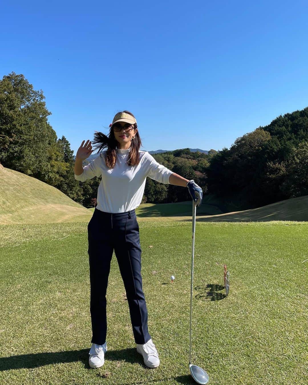 長谷川京子さんのインスタグラム写真 - (長谷川京子Instagram)「5回目のコース。 得意げにしていますが、はい、今回もボロボロでした😅 #golf#sunnyday  #tmg @tmg_golf  #toryburch  @torysport」10月31日 21時23分 - kyoko.hasegawa.722