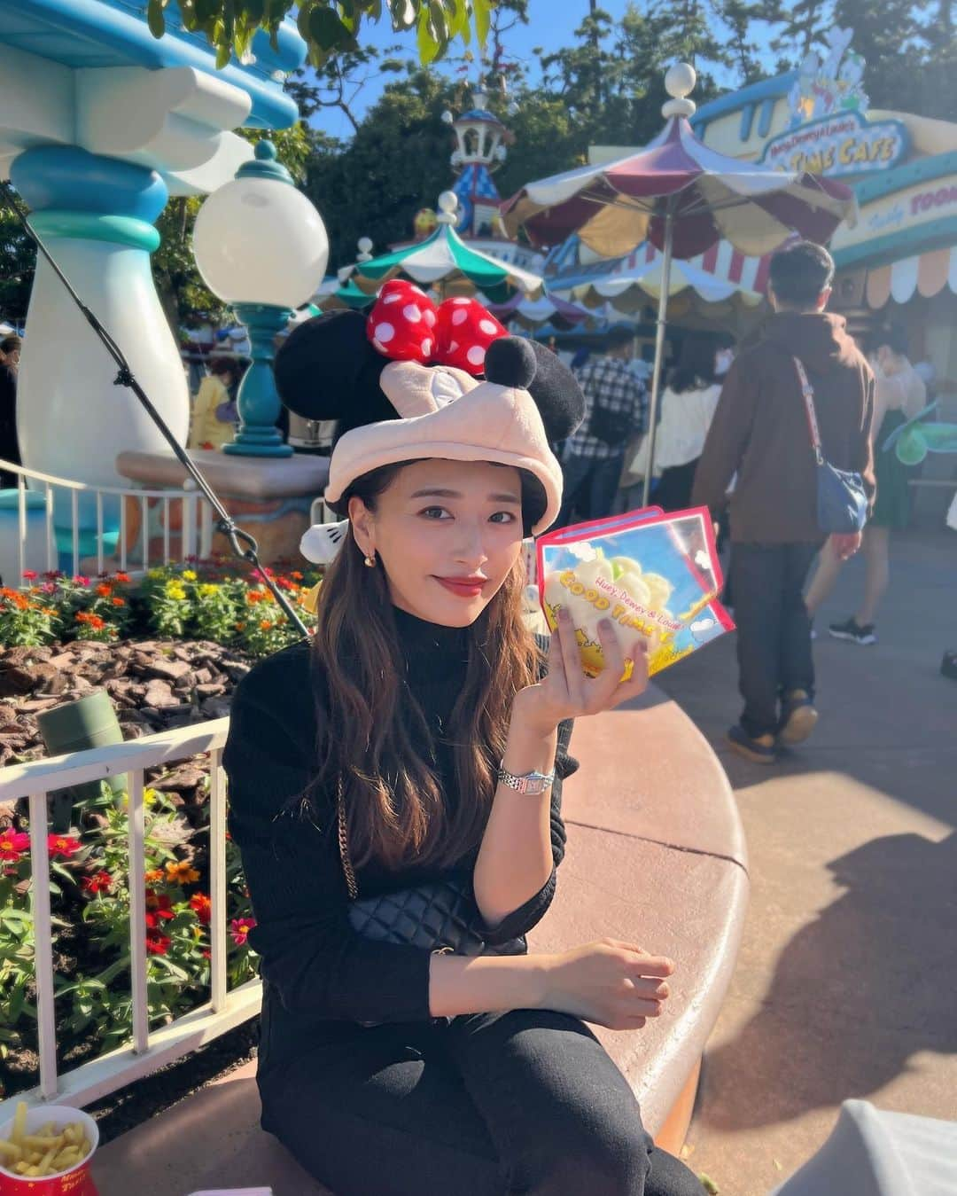 近藤千尋さんのインスタグラム写真 - (近藤千尋Instagram)「HAPPY BIRTHDAY MIU 🎂❤️ 次女が３歳になりました😍 早いなぁ。。。 あっという間に３歳。 来年からは姉と同じ幼稚園へ🏫 いつまでも赤ちゃん感が抜けない次女は イヤイヤ期も少し残っているし (そーゆう性格？笑) 天真爛漫でずっとふざけてて かなりのムードメーカー🧏🏻‍♀️笑  いつの間にかおむつも取れて (おねしょはしょっちゅう🙋🏻‍♀️)  でもまだまだベビーカーラブで 抱っこして抱っこしてな時も🫶🏻笑  今日は、ディズニーのお誕生日シールが 嬉しかったみたいで すれ違う人みんなに見せびらかしてたね😂💕笑  生まれて来てくれてありがとう☺️✨  ひーぼぉくんは早々にビール飲んで 楽しそうでした🤫笑 リュックは @ajuga.shop ✨  #ハロウィンディズニー 🎃🧟‍♀️👻 #お誕生日プレゼント  アーガイルのアウターは　@celine  でした！」10月31日 21時27分 - chipichan.1215