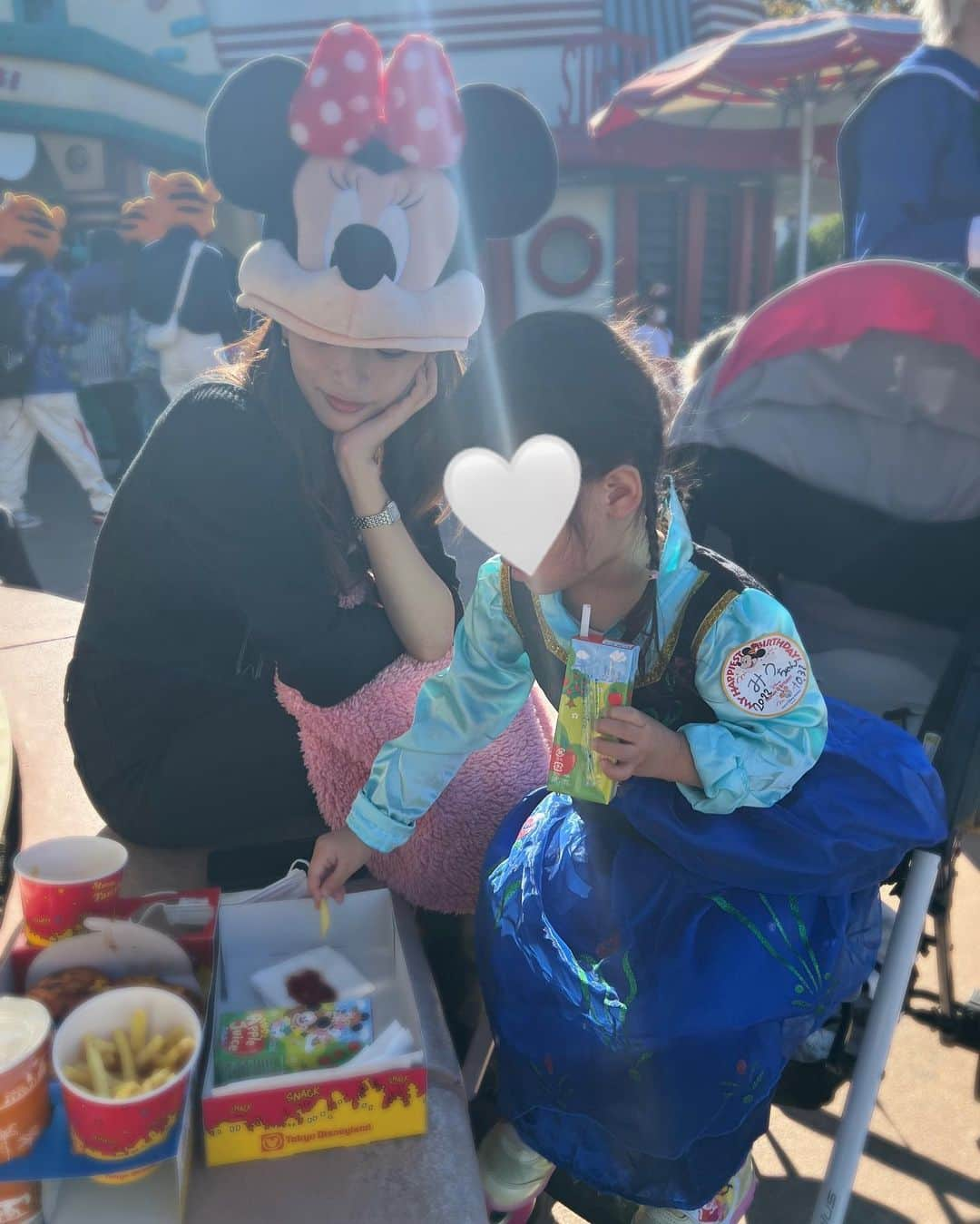 近藤千尋さんのインスタグラム写真 - (近藤千尋Instagram)「HAPPY BIRTHDAY MIU 🎂❤️ 次女が３歳になりました😍 早いなぁ。。。 あっという間に３歳。 来年からは姉と同じ幼稚園へ🏫 いつまでも赤ちゃん感が抜けない次女は イヤイヤ期も少し残っているし (そーゆう性格？笑) 天真爛漫でずっとふざけてて かなりのムードメーカー🧏🏻‍♀️笑  いつの間にかおむつも取れて (おねしょはしょっちゅう🙋🏻‍♀️)  でもまだまだベビーカーラブで 抱っこして抱っこしてな時も🫶🏻笑  今日は、ディズニーのお誕生日シールが 嬉しかったみたいで すれ違う人みんなに見せびらかしてたね😂💕笑  生まれて来てくれてありがとう☺️✨  ひーぼぉくんは早々にビール飲んで 楽しそうでした🤫笑 リュックは @ajuga.shop ✨  #ハロウィンディズニー 🎃🧟‍♀️👻 #お誕生日プレゼント  アーガイルのアウターは　@celine  でした！」10月31日 21時27分 - chipichan.1215