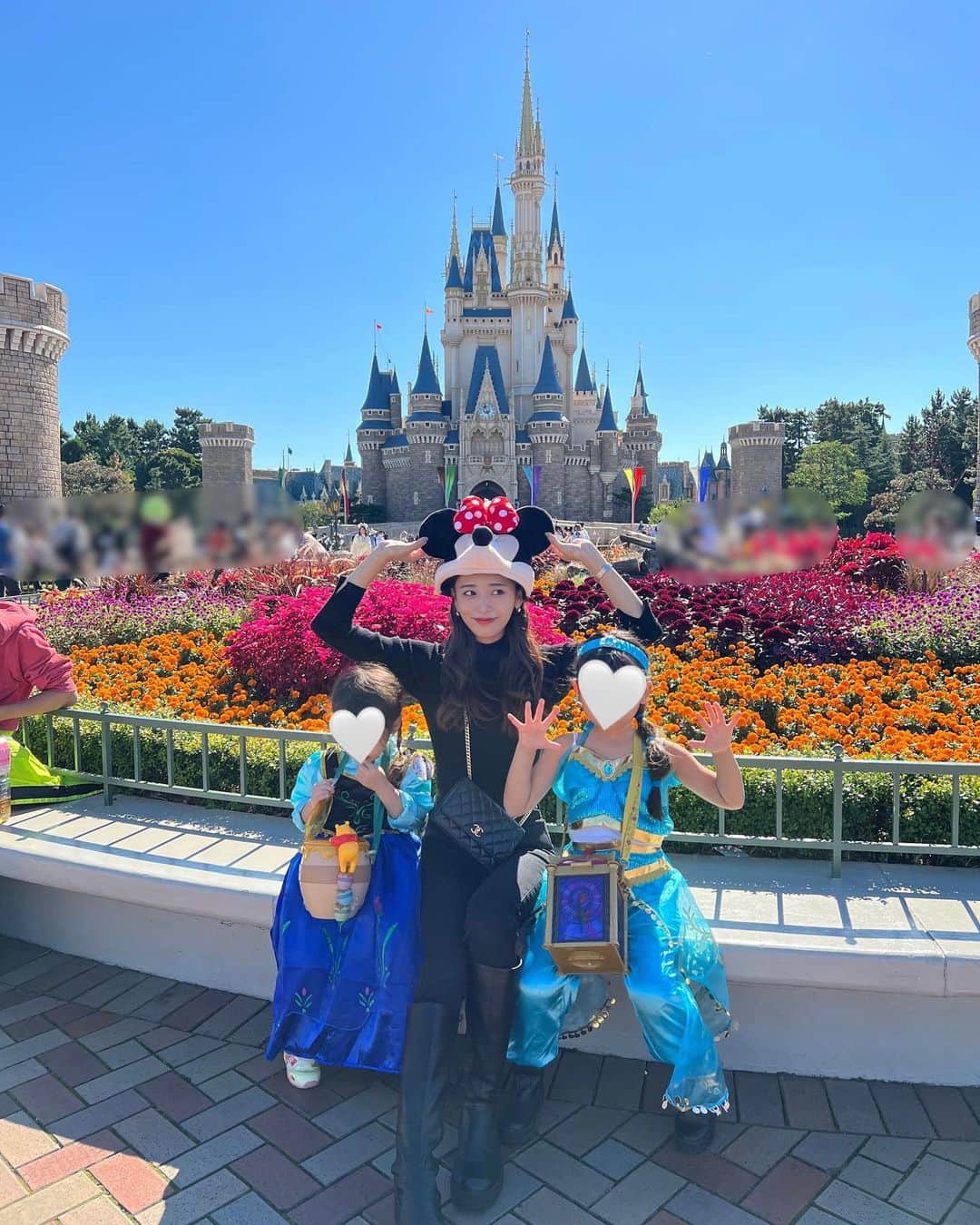 近藤千尋のインスタグラム：「HAPPY BIRTHDAY MIU 🎂❤️ 次女が３歳になりました😍 早いなぁ。。。 あっという間に３歳。 来年からは姉と同じ幼稚園へ🏫 いつまでも赤ちゃん感が抜けない次女は イヤイヤ期も少し残っているし (そーゆう性格？笑) 天真爛漫でずっとふざけてて かなりのムードメーカー🧏🏻‍♀️笑  いつの間にかおむつも取れて (おねしょはしょっちゅう🙋🏻‍♀️)  でもまだまだベビーカーラブで 抱っこして抱っこしてな時も🫶🏻笑  今日は、ディズニーのお誕生日シールが 嬉しかったみたいで すれ違う人みんなに見せびらかしてたね😂💕笑  生まれて来てくれてありがとう☺️✨  ひーぼぉくんは早々にビール飲んで 楽しそうでした🤫笑 リュックは @ajuga.shop ✨  #ハロウィンディズニー 🎃🧟‍♀️👻 #お誕生日プレゼント  アーガイルのアウターは　@celine  でした！」
