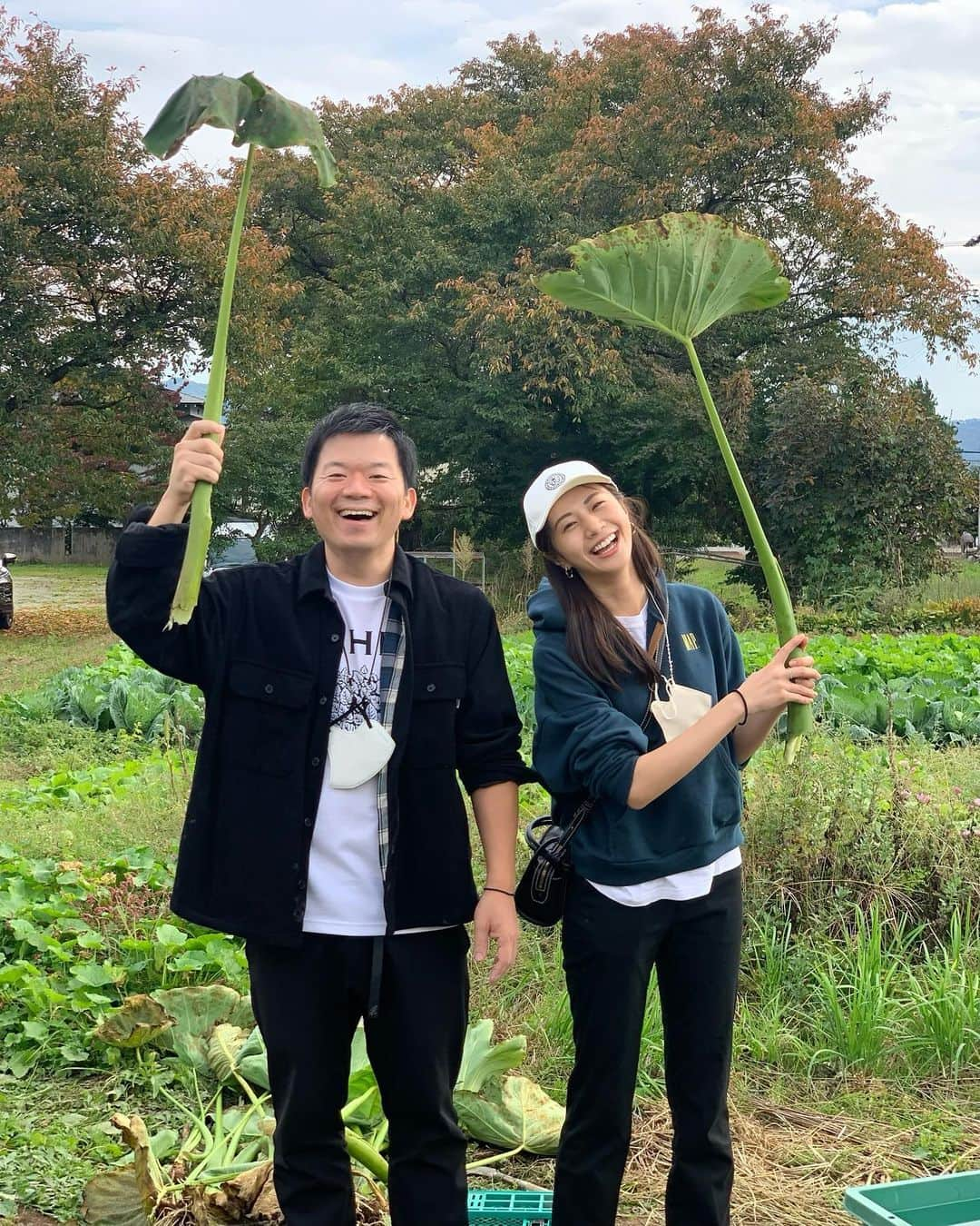 大伴理奈さんのインスタグラム写真 - (大伴理奈Instagram)「_ サウナ友達夫婦との山形サ旅のあれこれ🏕  #しまむらで調達したおそろトレーナーの大活躍😎 #初の里芋掘り #大きな唐辛子もGET🌶 #お箸に違和感ありませんか？ #何かがおかしい 展 #トトロの傘の葉っぱ #初のトレーラーサウナ🧖‍♀️ #🐸さんがいっぱいいました☺️ #高源ゆ♨️   #縄文サウナ #長井市 #やまがたアルカディア観光局サウナ部 #やまがたアルカディア観光局  @yamagataarcadiatourismbureau @nagai_kankou @joumonsoba  #sauna #サウナ #バレルサウナ #テントサウナ #トレーラーサウナ」10月31日 21時29分 - rina_otomo