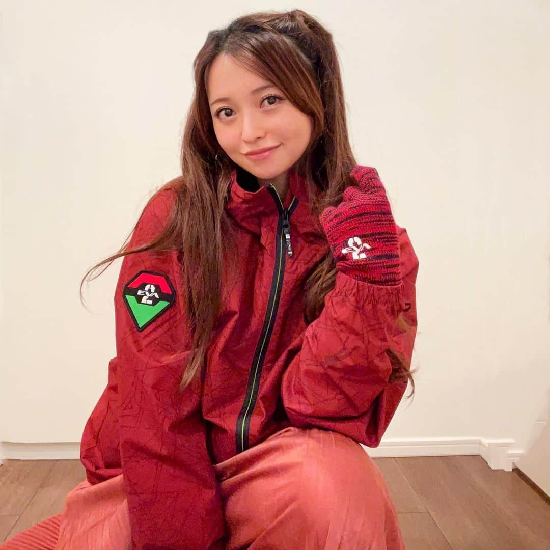 黒澤ゆりかのインスタグラム：「Happy Halloween🎃👻  最近やっとエヴァンゲリオンを全部見終わった話をして再熱していましたが！  MIZUNOとEVAコラボしてマウンテンパーカーがでてたので思わずアスカ風で📷笑😂🙏  2号機カラー目立ちやすいしまた登山かトレッキングいこうかな☺️  優しいコメントしか受け付けません笑  @mizuno_official_shop  #halloween  #エヴァミズノ」