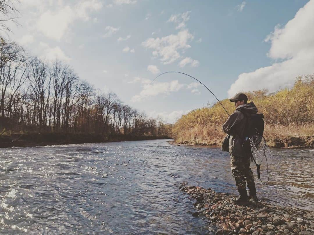 西大伍のインスタグラム：「秋ですな いや、もう冬ですな  #フライフィッシング #flyfishing #rlwinston #rlwinstonrods #hardyflyfishing #simms #simmsflyfishing #fishpond #patagoniaflyfishing #patagonia #rainbowtrout #ニジマス」