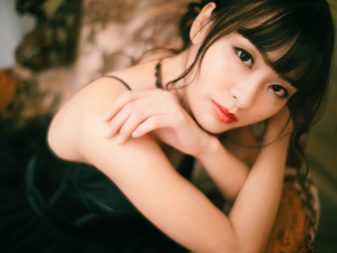 コトリッチのインスタグラム：「ハッピーハロウィン  すごく昔の写真をひっぱりだしてきた。これは2019年のお写真で、え！3年前！！と驚いてしまう。  ついさっきの事のようにも思うし すっごく昔のようにも感じる  矛盾した感覚の中だけれど 両方がしっかり両立していて どちらでもあるのです  楽しい思い出は いつも昨日のことのように 取り出せる位置にしまっておこう  photo @uchicomix」