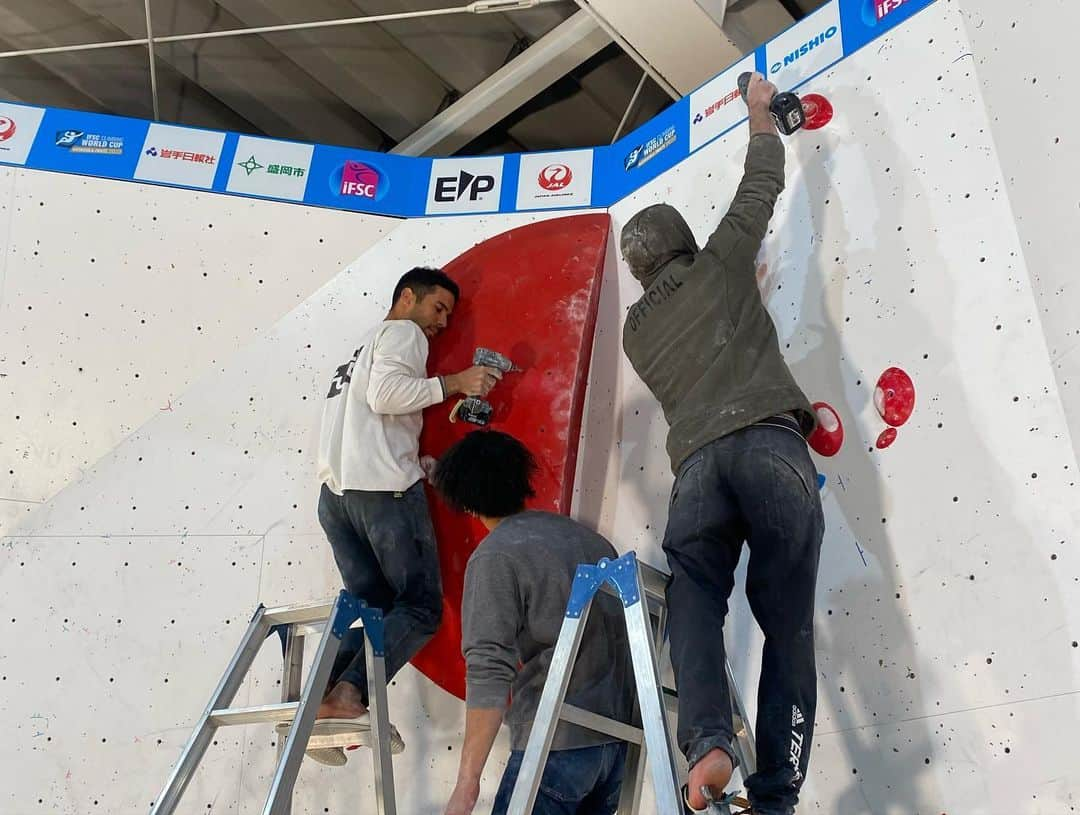 堀創さんのインスタグラム写真 - (堀創Instagram)「WORLD CUP in Morioka . ポイント制となったコンバインドフォーマットで初のルートセット。 今回はボルダーチーム。 ポイントの事や、リードとの兼ね合い、選手の疲労具合や指皮の状態など単種目とは異なり多くの事を経験出来た。 2024年のパリ五輪に向けて、コンバインド方式が上手くいく様にセッターもしっかりと準備しなければと感じた。 次のコンバインドセットはジャパンオープン。 しかも今度はリード。 また違う角度からコンバインド方式を経験してきます。  It was good experience in Morioka . My first route setting for combine comp after change to point system .  I was boulder team . We was thinking of many things during route setting . About Points,  Style of boulder , Level of boulder , climber fatigue, Skins , Biceps Triceps etc…. This experience will be the sustenance for the next comp .  Next combine is Japan open in Saijo . Also I am lead team . I’m looking forward it !!!  @8611inc @bpump_ogikubo @ifsclimbing @frictionlabs @soill  #bouldering #climbing #ボルダリング #クライミング #routesetting #routesetters」10月31日 21時46分 - tsukuru_8611