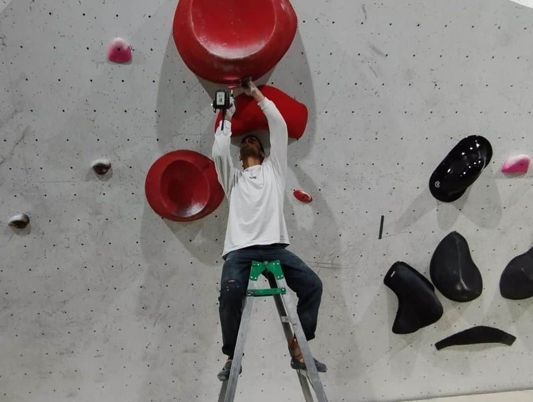 堀創さんのインスタグラム写真 - (堀創Instagram)「WORLD CUP in Morioka . ポイント制となったコンバインドフォーマットで初のルートセット。 今回はボルダーチーム。 ポイントの事や、リードとの兼ね合い、選手の疲労具合や指皮の状態など単種目とは異なり多くの事を経験出来た。 2024年のパリ五輪に向けて、コンバインド方式が上手くいく様にセッターもしっかりと準備しなければと感じた。 次のコンバインドセットはジャパンオープン。 しかも今度はリード。 また違う角度からコンバインド方式を経験してきます。  It was good experience in Morioka . My first route setting for combine comp after change to point system .  I was boulder team . We was thinking of many things during route setting . About Points,  Style of boulder , Level of boulder , climber fatigue, Skins , Biceps Triceps etc…. This experience will be the sustenance for the next comp .  Next combine is Japan open in Saijo . Also I am lead team . I’m looking forward it !!!  @8611inc @bpump_ogikubo @ifsclimbing @frictionlabs @soill  #bouldering #climbing #ボルダリング #クライミング #routesetting #routesetters」10月31日 21時46分 - tsukuru_8611