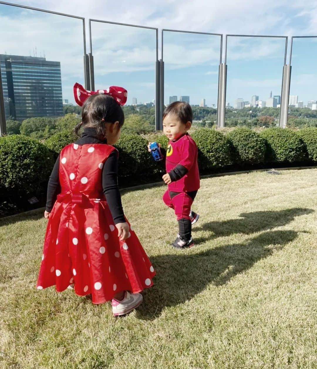 酒井千佳のインスタグラム：「* HAPPY HALLOWEEN🎃   Mr.インクレディブルとミニーちゃん。   道行く人に 「ミニーちゃん！！」と声をかけてもらって ご満悦な娘。   久しぶりに えりかちゃん @ribbonhome.erika  と かおりちゃん @toida_kaori と 息子くんたちと親子で会ったよ。  6枚目 かおりちゃんの息子くんにもらった うんちくんキャンディを 「これうんちくんじゃないよ、アイスクリームだよ！」 と喜んでました。  #子連れランチ #子連れでお出かけ #ミッドタウン日比谷 #ドローイングハウスオブヒビヤ #仮装キッズ #ハッピーハロウィン🎃」