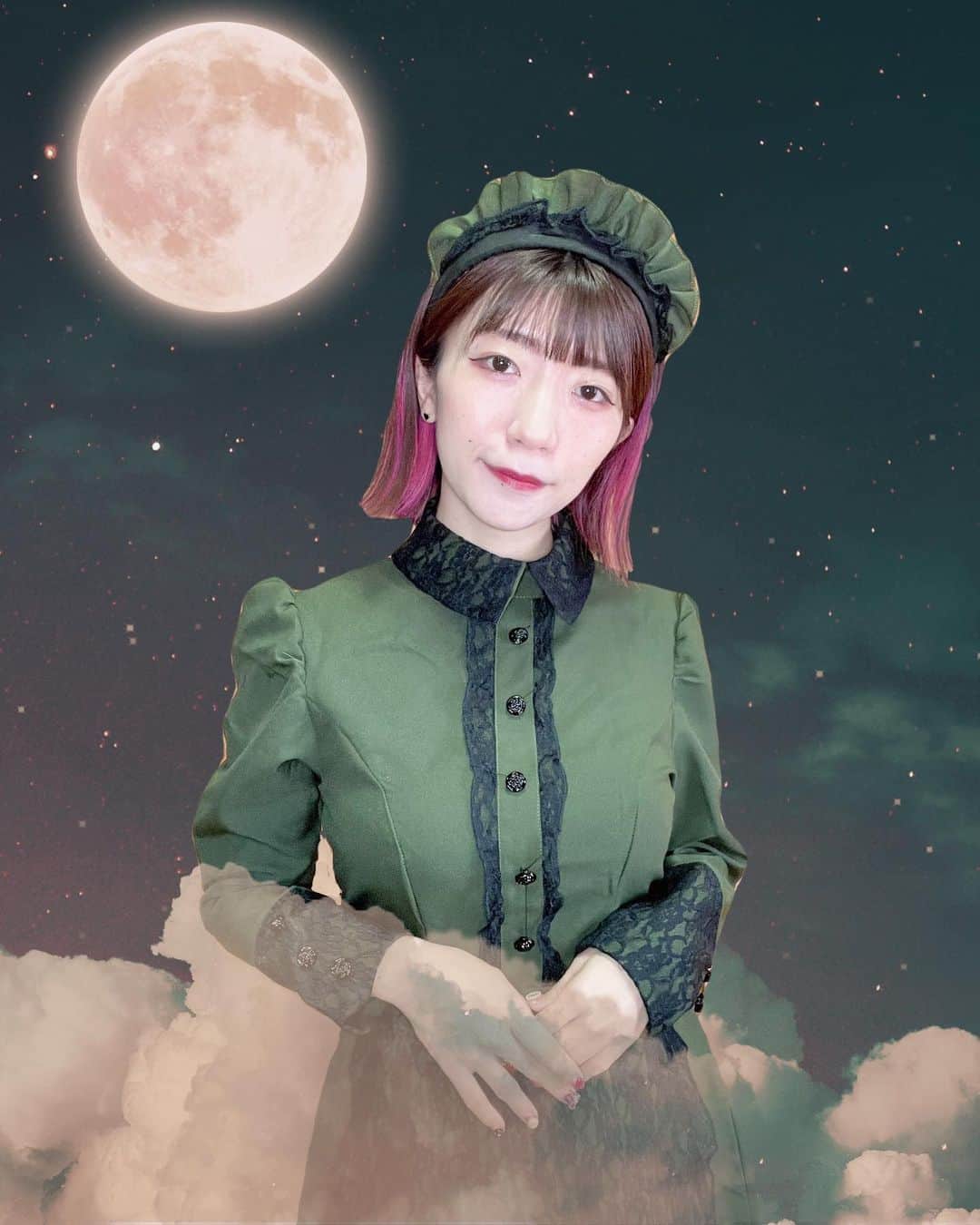 ぱいぱいでか美のインスタグラム：「ハロウィン激ださ加工🌕🐺 . はっぴーはろうぃん👻 生写真撮影で着たちょっとシックなメイドさんのときのオフショット！ ハロウィンに載せるには背景があまりにも会議室だったので 激ださ加工失礼します🌕☁️ 分かりづらいけどハロウィン仕様で 目元結構赤めのメイクにしたよん🍎 生写真買ってくれた人は高画質でご確認ください！ お菓子くれてもイタズラしますがお菓子はください。 ハロウィン楽しまれる方はくれぐれも安全第一で！ . #happyhalloween #halloweee #メイド服 #メイドコスプレ #でか美ちゃん」