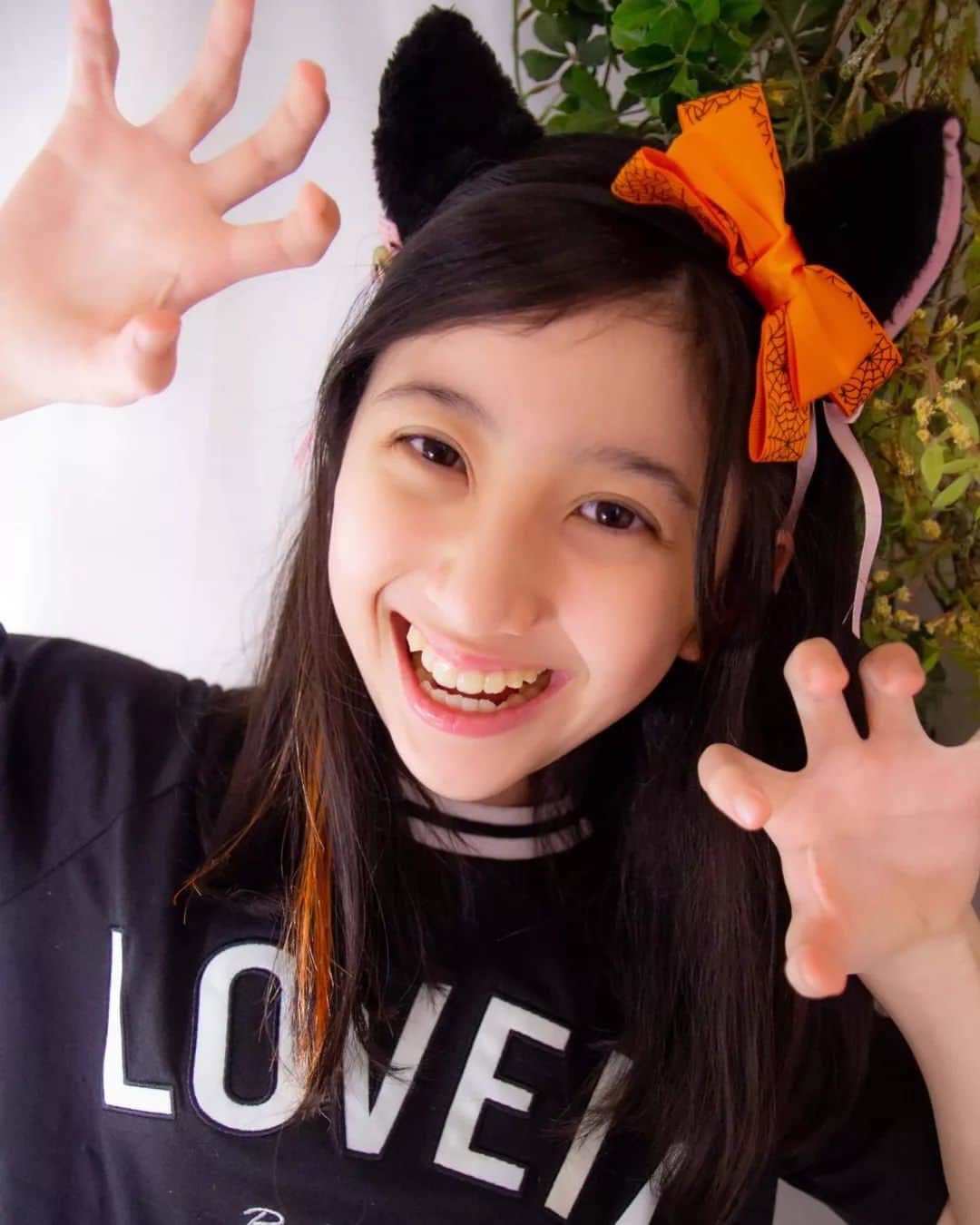 出井愛華のインスタグラム：「🎃TRICK OR TREAT!🎃 アイカは今年も黒猫🐈🐈🐈  🎃HAPPY HALLOWEEN🎃  AIKA #小学5年生 #11歳 152cm 150着用  #byLOVEiT #バイラビ #バイラビット #ナルミヤオンライン  @byloveit_official @byloveit_snap @byloveit_hakatahankyu  @narumiyaonline_official  #HALLOWEEN #ハロウィン #黒猫 #blackcat #blackcatgirl #仮装 #コスプレ #11yearsold #小学生 #キッズモデル #メッシュカラー #エクステ #ノーメイク #すっぴん」