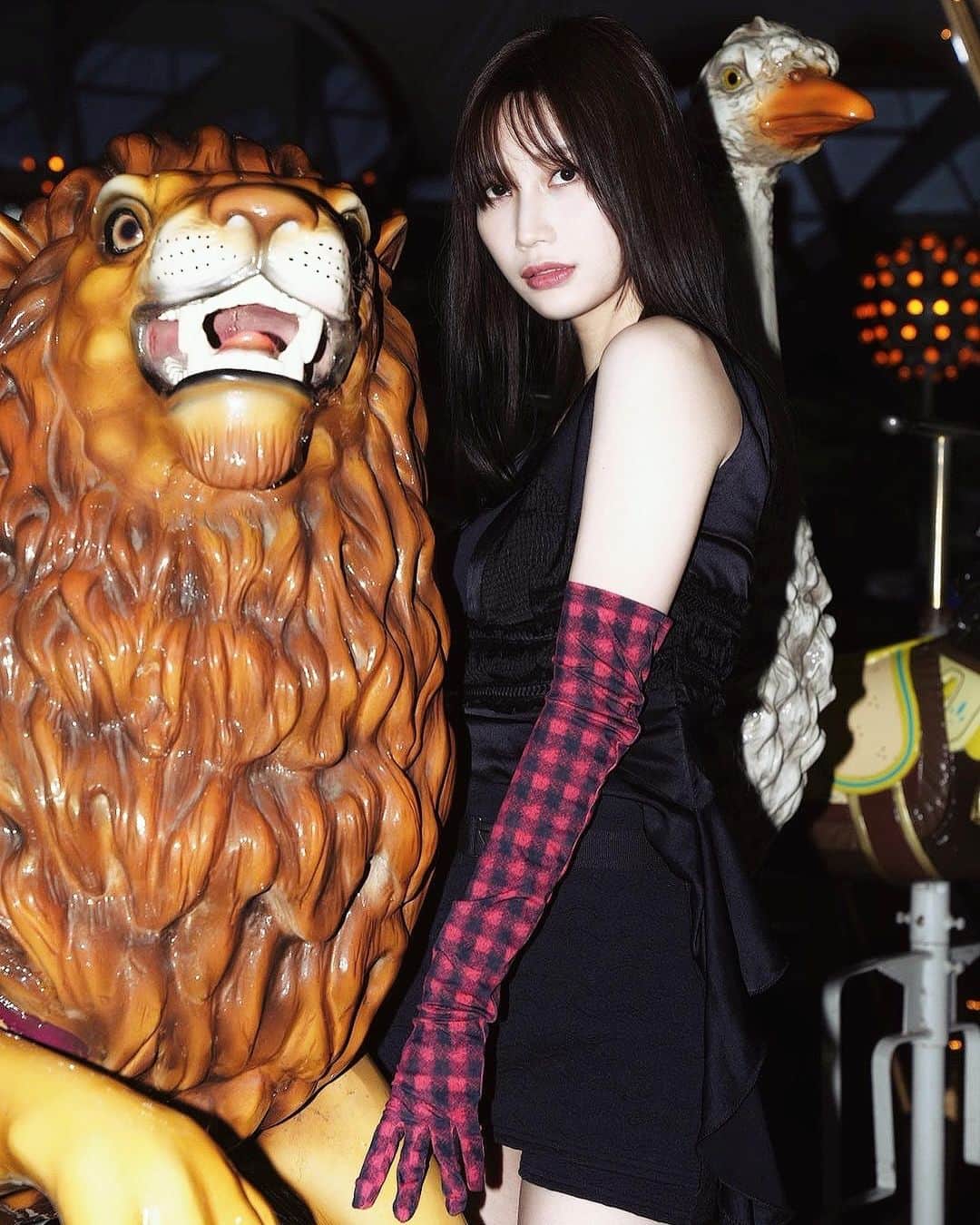のインスタグラム：「じゃじゃ馬はライオンも乗りこなす  #小倉ゆうか #halloween  tops AntonioBerardi pants @prada  globe @numeroventuno」