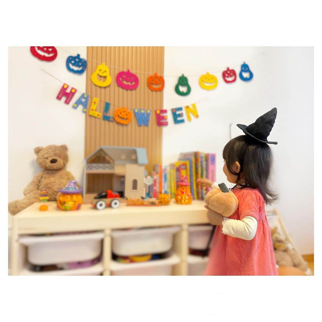 松尾薫さんのインスタグラム写真 - (松尾薫Instagram)「🤍 HappyHalloween🎃  小さな魔女が朝から かぼちゃのスティックで 色んな物に魔法をかけてました🪄笑」10月31日 22時15分 - kaoru_matsuo78