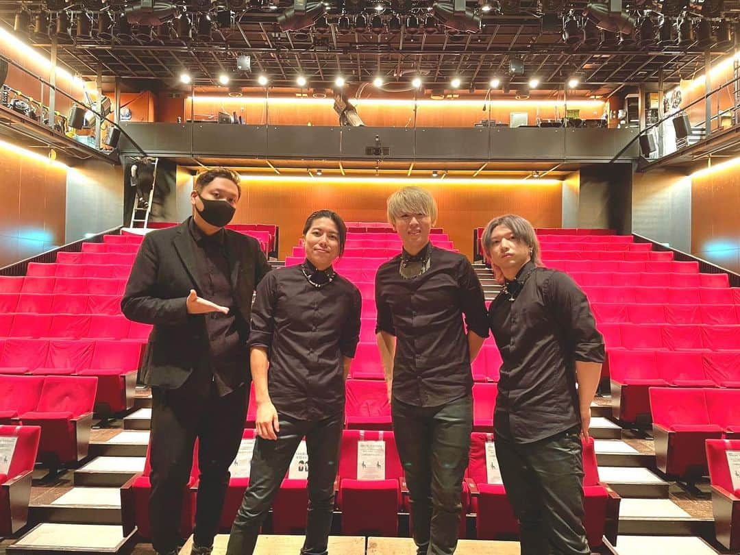 XTRAPさんのインスタグラム写真 - (XTRAPInstagram)「XTRAP初の東京単独公演「KALEIDOSCOPE」お越し頂きありがとうございました🙏  上京して間も無く3年になりますが、 1年が経って直ぐにコロナ禍になってしまい思うようにパフォーマンスが出来ない時期もありました。 今回沢山の方に来て頂き目の前でパフォーマンスを披露し、やっぱり会場でのお客さんの熱量、拍手。これに勝るものは無いなと思いました。  オープニングゲストの しょーぎょーむじょーブラザーズさん XTRAPサポートメンバー、MASKEDCIRCUSのメンバー、公演を陰で支えてくれたスタッフの皆さん 本当にありがとうございました🙏✨  今回初披露しました 完全覆面ヴィジュアルパフォーマンス集団"MASKEDCIRCUS" こちらの第1回目の公演が 2022年11月22日19:00〜大阪イエスシアターにて行われます！ 今回登場してないメンバーもいますので 是非お越し下さい🔥✨  #XTRAP#KALEIDOSCOPE #MASKEDCIRCUS」10月31日 22時15分 - xtrap.official