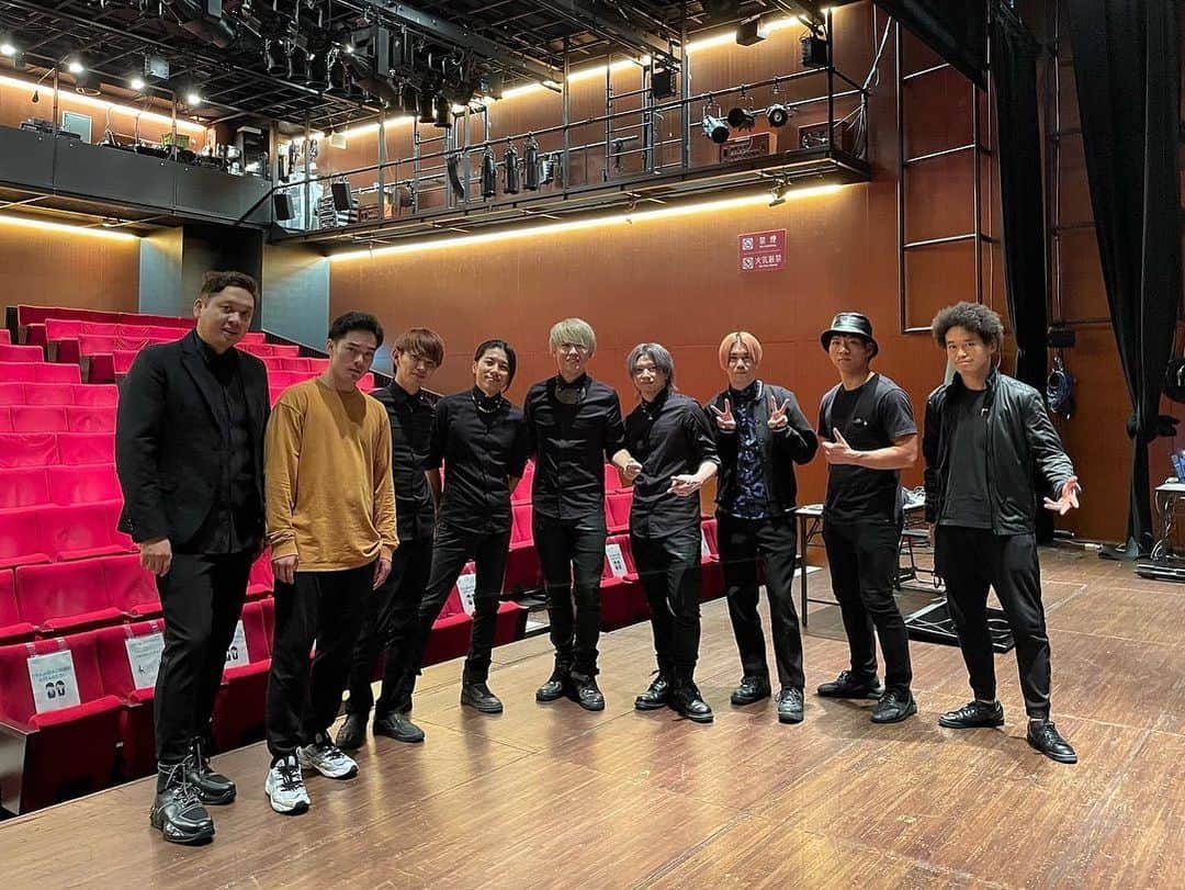 XTRAPさんのインスタグラム写真 - (XTRAPInstagram)「XTRAP初の東京単独公演「KALEIDOSCOPE」お越し頂きありがとうございました🙏  上京して間も無く3年になりますが、 1年が経って直ぐにコロナ禍になってしまい思うようにパフォーマンスが出来ない時期もありました。 今回沢山の方に来て頂き目の前でパフォーマンスを披露し、やっぱり会場でのお客さんの熱量、拍手。これに勝るものは無いなと思いました。  オープニングゲストの しょーぎょーむじょーブラザーズさん XTRAPサポートメンバー、MASKEDCIRCUSのメンバー、公演を陰で支えてくれたスタッフの皆さん 本当にありがとうございました🙏✨  今回初披露しました 完全覆面ヴィジュアルパフォーマンス集団"MASKEDCIRCUS" こちらの第1回目の公演が 2022年11月22日19:00〜大阪イエスシアターにて行われます！ 今回登場してないメンバーもいますので 是非お越し下さい🔥✨  #XTRAP#KALEIDOSCOPE #MASKEDCIRCUS」10月31日 22時15分 - xtrap.official