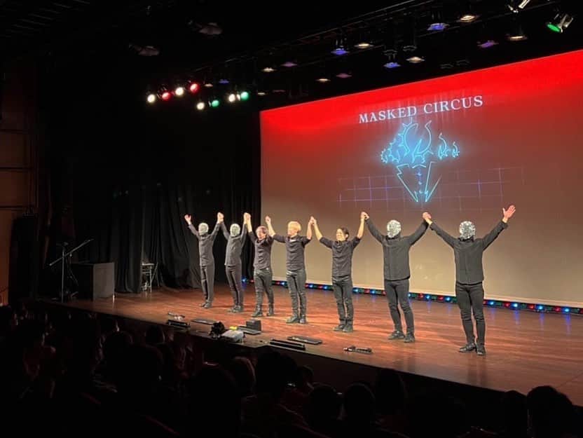 XTRAPさんのインスタグラム写真 - (XTRAPInstagram)「XTRAP初の東京単独公演「KALEIDOSCOPE」お越し頂きありがとうございました🙏  上京して間も無く3年になりますが、 1年が経って直ぐにコロナ禍になってしまい思うようにパフォーマンスが出来ない時期もありました。 今回沢山の方に来て頂き目の前でパフォーマンスを披露し、やっぱり会場でのお客さんの熱量、拍手。これに勝るものは無いなと思いました。  オープニングゲストの しょーぎょーむじょーブラザーズさん XTRAPサポートメンバー、MASKEDCIRCUSのメンバー、公演を陰で支えてくれたスタッフの皆さん 本当にありがとうございました🙏✨  今回初披露しました 完全覆面ヴィジュアルパフォーマンス集団"MASKEDCIRCUS" こちらの第1回目の公演が 2022年11月22日19:00〜大阪イエスシアターにて行われます！ 今回登場してないメンバーもいますので 是非お越し下さい🔥✨  #XTRAP#KALEIDOSCOPE #MASKEDCIRCUS」10月31日 22時15分 - xtrap.official