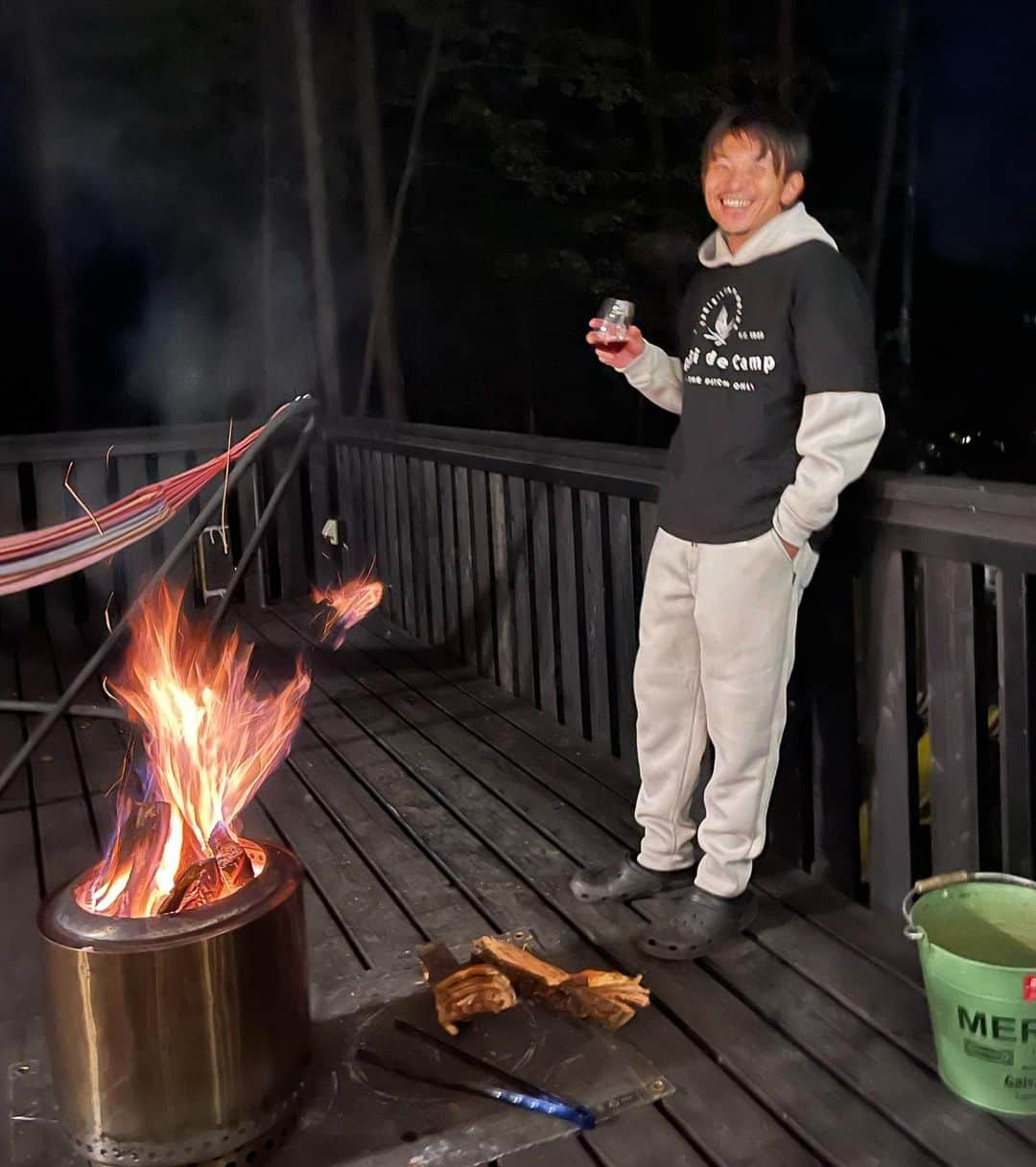 阿部浩之のインスタグラム：「. 初めてのキャンプ🔥 やっとこのシャツの出番がきた笑 いつか本格的なキャンプもしたいなー笑  #キャンプ #oneclipstore」