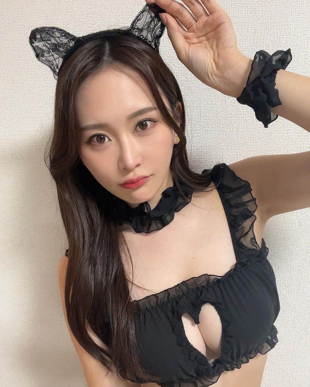 福江菜々華さんのインスタグラム写真 - (福江菜々華Instagram)「ハッピーハロウィン🎃  ファンクラブV VIP会員の方には 猫ちゃんコスプレで名前呼びメッセージ動画を送ったので確認してね🐈‍⬛💕」10月31日 22時20分 - nanaka_fukue