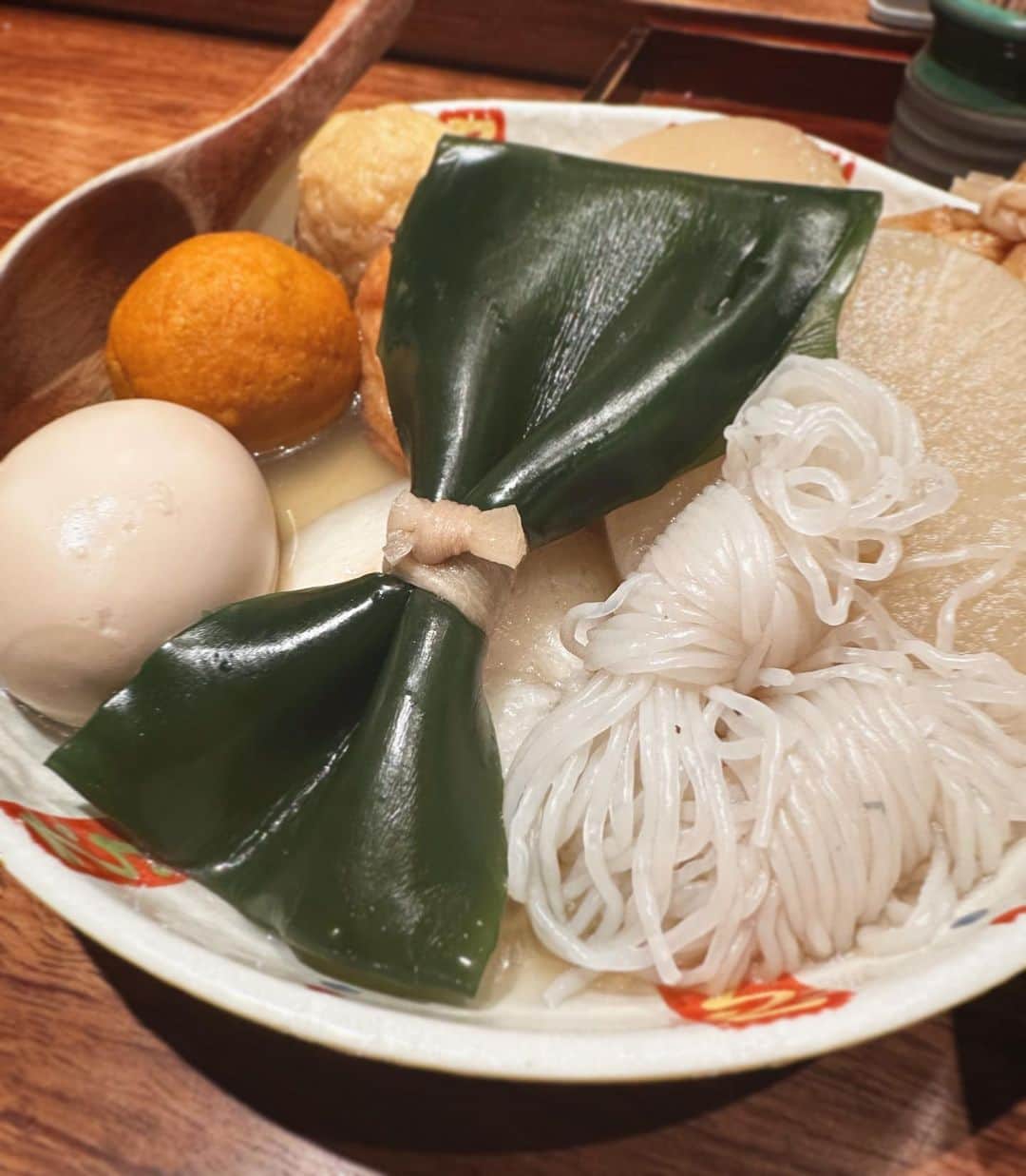 岩間恵のインスタグラム：「おでんの季節がやってきた🍢嬉  おでんの具は昆布と白滝が好き。 いちばん好きな具なんですか？🍢  #ハロウィン関係ない #まったりゆっくり #二枚目はおでん食べる前のカフェラテ☕️ #おやすみなさい😪」