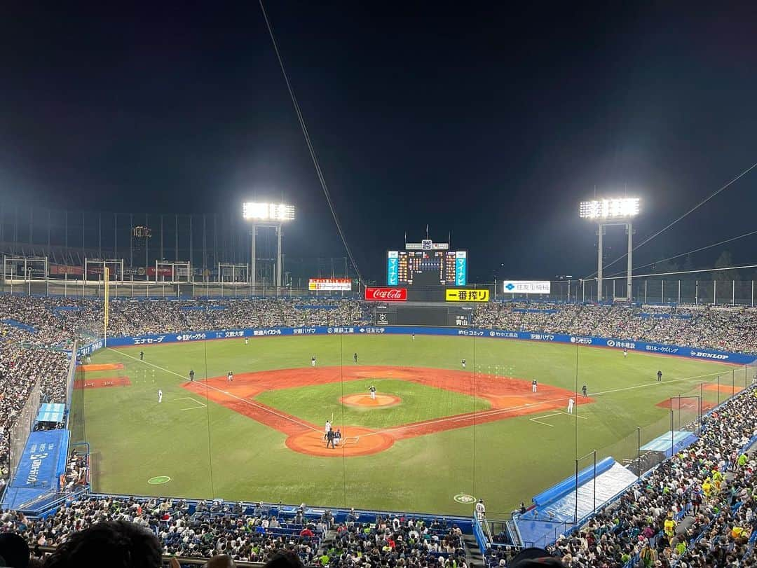 平松翔馬さんのインスタグラム写真 - (平松翔馬Instagram)「【オリックスバファローズ優勝】 いやー、昨日までの日本シリーズ、シビれましたね！(^^)  今年は見事オリックスが26年ぶり5度目、オリックスバファローズになってからは初めての日本一を手にしました。 昨晩、というか日付を跨いでもはや今朝？笑 東京に乗り込んで選手の皆さんに喜びの声を聞いてきました！！😊 皆さんお疲れのところでしたが、快く受け答えくださり本当ありがとうございました！ その模様は11/5土曜日に放送予定のオリックス優勝特番、そして明日のすまたんでももしかしたらチラッと流れるかもしれません。  改めて優勝おめでとうございます！ そして全プロ野球関係者の皆様、今シーズンもお疲れ様でした！！  #日本シリーズ#日本一#オリックスバファローズ#おめでとうございます」10月31日 22時21分 - shoma.hiramatsu_ytv