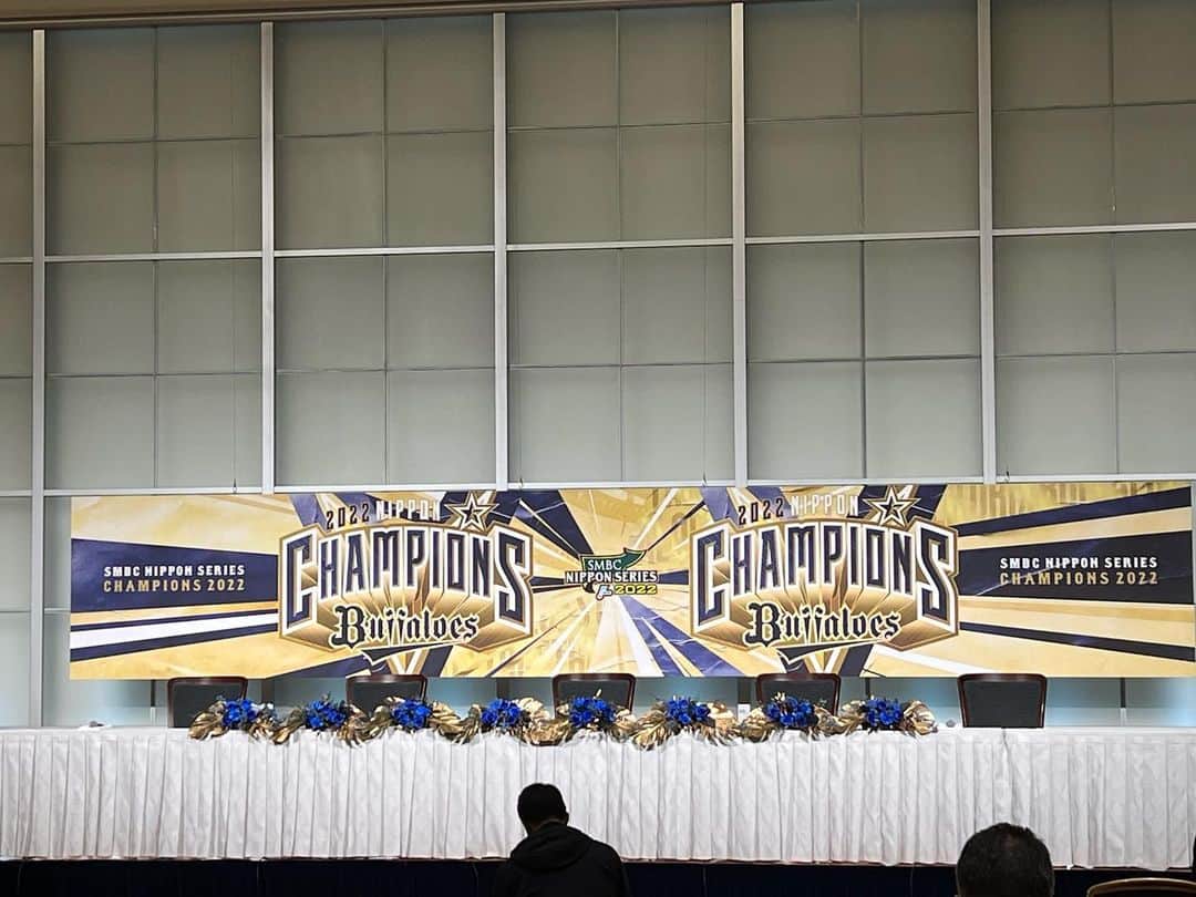 平松翔馬のインスタグラム：「【オリックスバファローズ優勝】 いやー、昨日までの日本シリーズ、シビれましたね！(^^)  今年は見事オリックスが26年ぶり5度目、オリックスバファローズになってからは初めての日本一を手にしました。 昨晩、というか日付を跨いでもはや今朝？笑 東京に乗り込んで選手の皆さんに喜びの声を聞いてきました！！😊 皆さんお疲れのところでしたが、快く受け答えくださり本当ありがとうございました！ その模様は11/5土曜日に放送予定のオリックス優勝特番、そして明日のすまたんでももしかしたらチラッと流れるかもしれません。  改めて優勝おめでとうございます！ そして全プロ野球関係者の皆様、今シーズンもお疲れ様でした！！  #日本シリーズ#日本一#オリックスバファローズ#おめでとうございます」