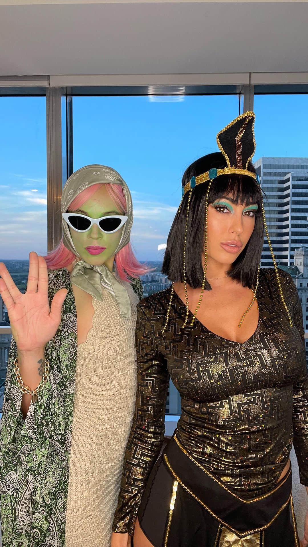 ホープ・ビールのインスタグラム：「Wine N Fine 10 . We’re back with a special #halloween Episode  . Watch as @kennasodope and I see how well we know each other after 19 years of friendship 😝 . #bestfriends #cleopatra #retroalien #costume」
