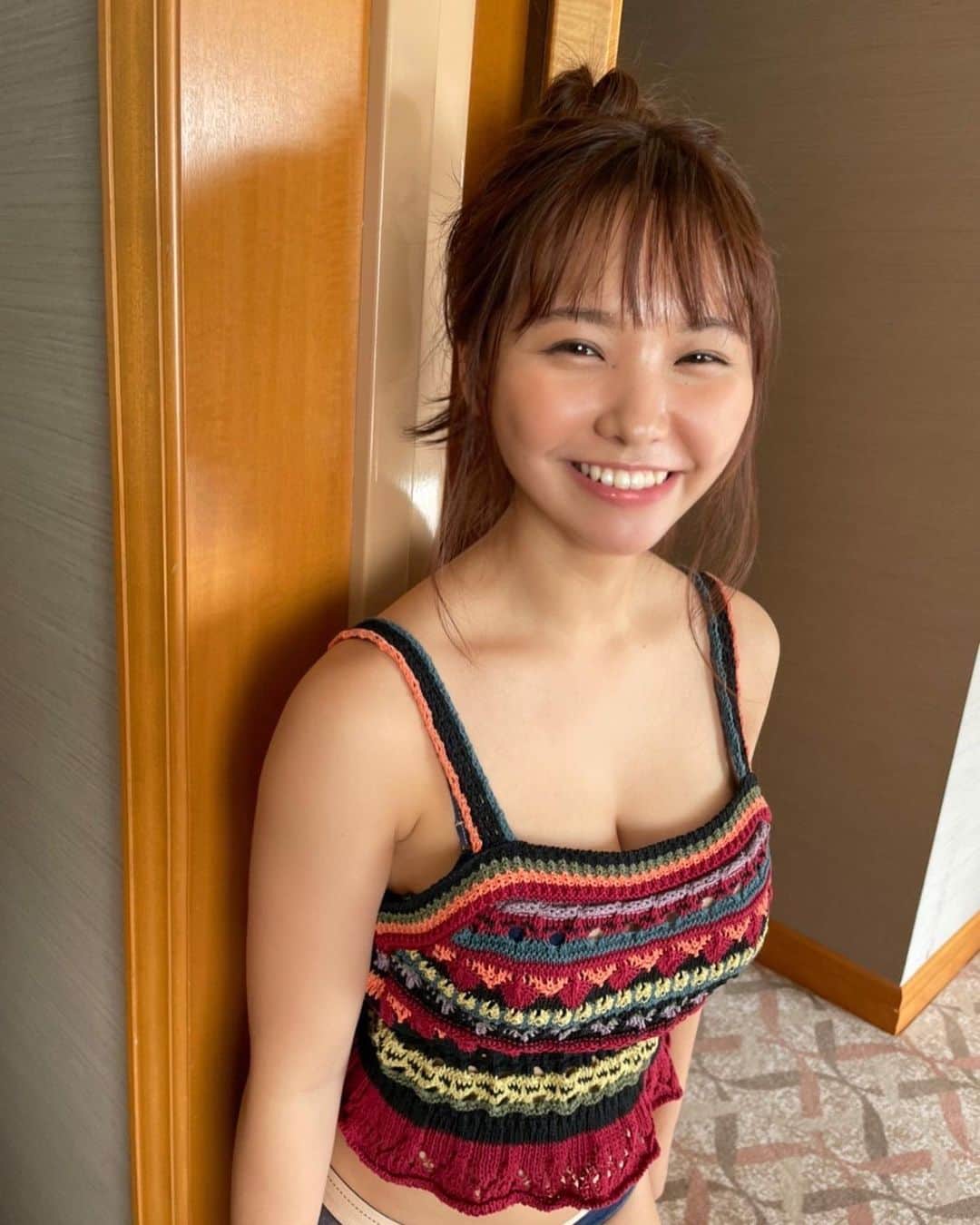 本郷柚巴のインスタグラム：「今日発売のEMO girlさんでは Amazon限定版で上西怜ちゃんと表紙を飾らせていただきました☺️  いつもとは全然違う雰囲気で 大人っぽさの中に可愛さも詰められてるそんな一冊になってます😌  NMBのメンバーが沢山出てるのでみなさん見てね〜！  #EMOgirl  #オフショット」