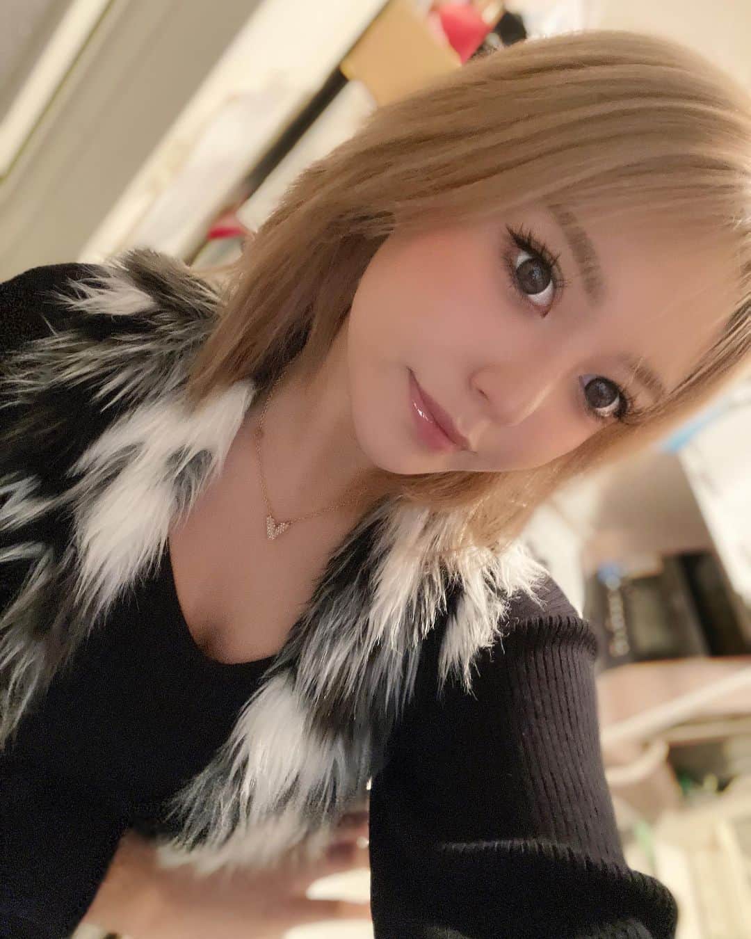 南斗最後のユリアのインスタグラム：「後ろの生活感無視でおねしゃす🤣🫶  冬髪色なにがいいかなー？🧐  #ギャル #liked #instagramjapan  #キャンマジ #カラコン #キャバクラ #likes #cameragirl #instafood #coordinate #diet #美容 #goodnight #blondhair #筋トレ #TIKTOK #youtube #脚痩せ #make #instagood #メイク #love #アイメイク #패션스타그램 #makeup #カラーコンタクト #カラコンレポ #selfie #me」