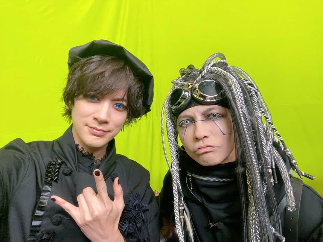 DAIGOのインスタグラム：「今日はハロウィン🎃  HYDE CHANNELでHYDEさんと喜矢武豊とハロウィンしました！  HYDEさんと過ごすハロウィンはハッピーでした！  僕はハロウィン風の料理人の仮装をしました🍳DAIGOも台所だけに！  喜矢武豊はハンターハンターのゴン。  HYDEさんは未来の住人でした！カッコよかった！  HYDEさんと会えて嬉しかったです☺️  #HYDE さん @hydeofficial  #DAIGO #喜矢武豊 @yutakyan_gb  #ハロウィン #正統派の仮装 #これからは正統派でいこうか #DAIGOの仮装」