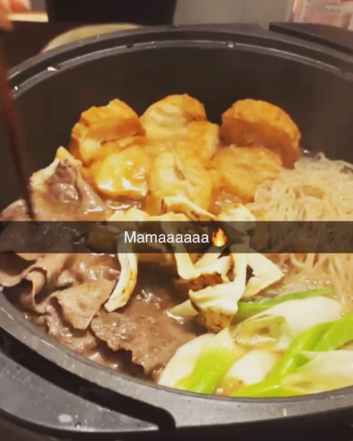 鈴木紗理奈のインスタグラム：「インスタライブ終えてダッシュで 帰宅してからの晩ご飯🥢 時差ボケのリオトには遅めの晩御飯が ちょうどいいタイミングなので毎度ありがたい  今夜は大奮発のすき焼き〜❤️ とにかく帰国してる時は美味しいものを 食べまくって欲しくてリオトの帰国時の冷蔵庫は食材でパンパン。わたし1人の時はヤクルトしか入ってないけどね笑 今日のすき焼きは 松茸と仙台麩、そして卵の中には粒山椒を入れてみた。  #riototomama #紗理奈流dining  #munehiroキッチン」