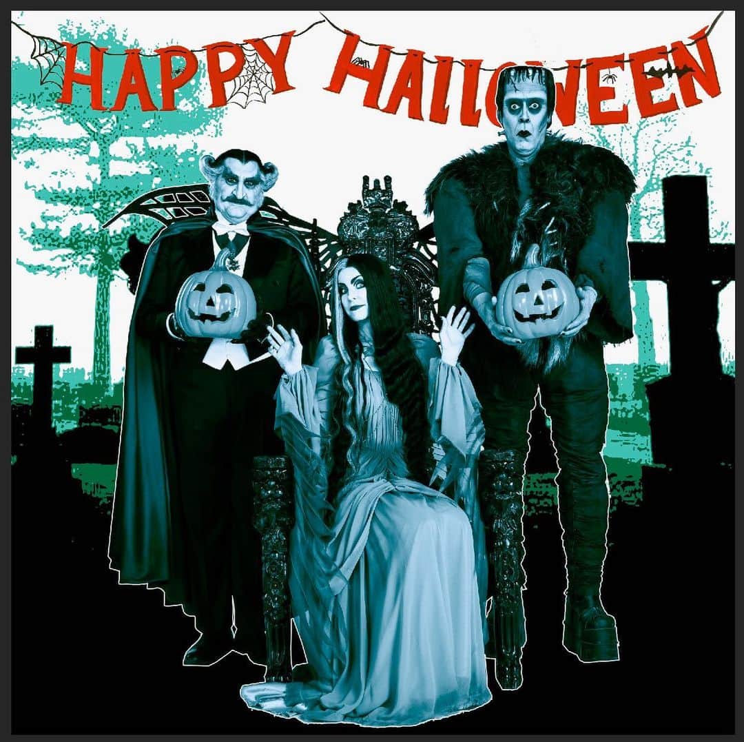 シェリ・ムーン・ゾンビのインスタグラム：「BOO!!! Happy Halloween 🎃 🍂👻🧡☠️. #happyhalloween #themunsters #lilymunster #robzombie #happyanniversary #iloverobzombie」
