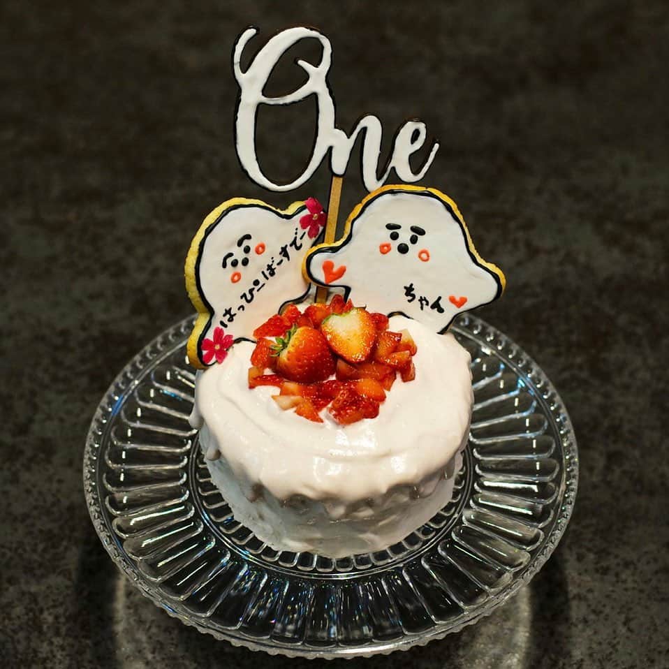 おのののかのインスタグラム：「🍓 はじめてのバースデーケーキは 張り切って手作りしてみました✨  クリームは、 娘の大好物のベビーダノンを水切りしたものと 少量の生クリームを混ぜたもの🌈 そして大好きなぷしゅぷしゅの クッキーでデコレーション😌💕  ちなみに名前が書いてあるぷしゅぷしゅの お顔と文字はパパが担当してくれました❤️  生地は薄切りの食パンで楽ちん🫶  はじめてのケーキをおそるおそる 食べる姿が可愛かった❤️笑  スタイも妊娠中に手作りしたものを やっと着けてもらうことができて嬉しかった🥹💕」