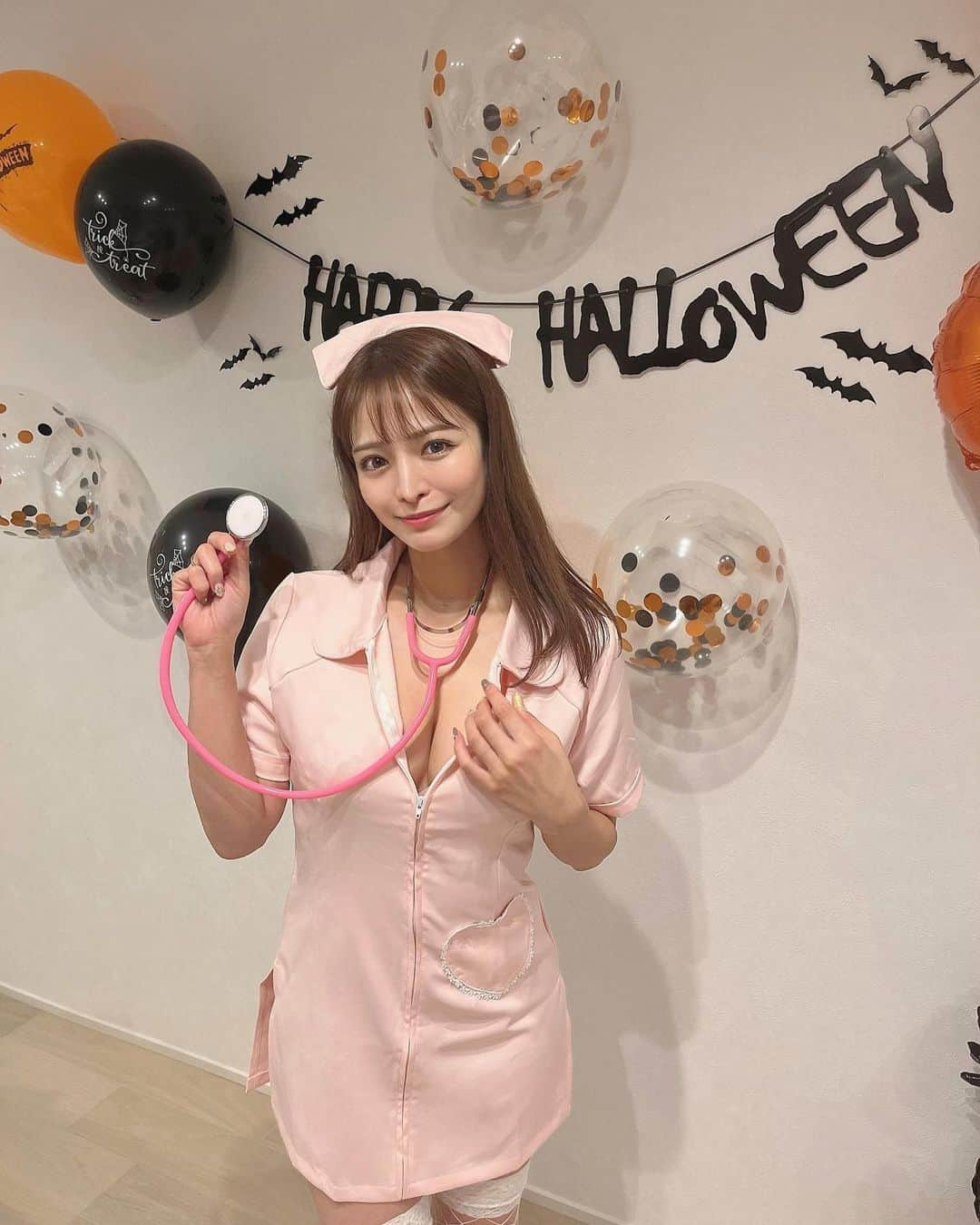 春菜めぐみのインスタグラム：「． 🤍🎃Happy Halloween👻🤍 ． ． お菓子くれないとお注射しちゃうよ〜😆💉 ナース好き？🥰 ． ． #Halloween #コスプレ #ナース #trickortreat #🍬 #🍭」