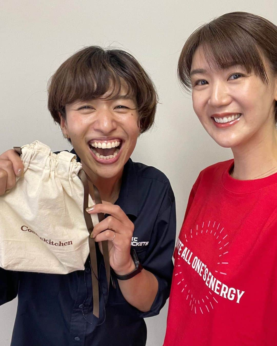 栗原恵さんのインスタグラム写真 - (栗原恵Instagram)「. 昨日はVリーグ開幕戦 NEC RED ROCKETSさんのホームゲームで 始球式を務めさせていただきました🚀🏐🔥  選手を引退して今は運営の方で頑張ってる サキちゃんに久しぶりに会えて嬉しかった☺️🫶 @minemuuuno.insta   新たな道で頑張る姿に 私も刺激をもらいました💪」10月31日 23時22分 - megumi_kurihara_official