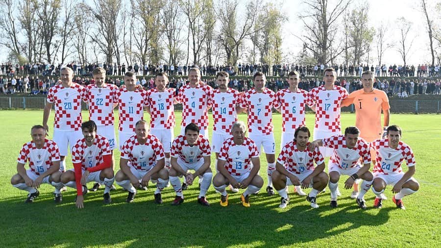 マリオ・マンジュキッチのインスタグラム：「Dobro provedena nedjelja u Davoru u najdražem dresu s mojom 17-icom i odličnom ekipom, a sve zbog lijepog povoda - 50 godina Olićevog prvog kluba, NK Posavac 🇭🇷💪🏼 #neverstop #stepbystep #mm17🌪  @dragosopta」
