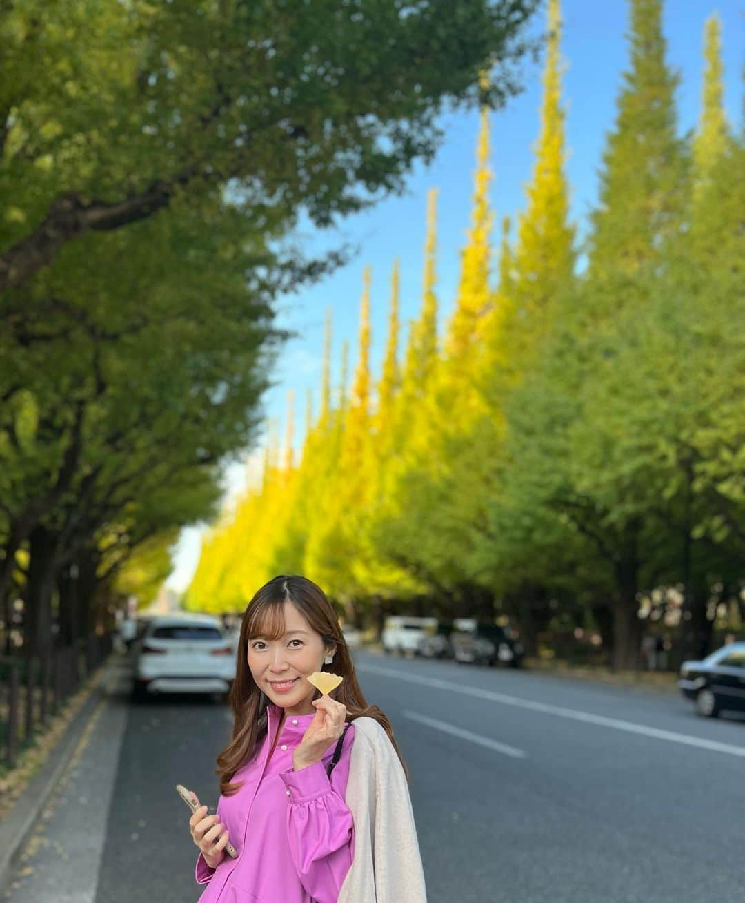 小野澤玲奈さんのインスタグラム写真 - (小野澤玲奈Instagram)「フライング気味だけど 💚→💛グラデーションが楽しめました🍃  カフェで栗アフタヌーンティーを楽しむ女子たちを横目に、、 ここはスイーツにするか！と思ったけど ハンバーガーが食べたい本能に負けてしまった🍔(おやつ)  お肉ふわっと系&辛いソースがすご〜くおいしかった💓  #食欲の秋  #自分に正直 #外苑前いちょう並木  #キハチカフェ #外苑前カフェ  #秋 #紅葉 #🍁  #合成の腕向上 #旦那の許可は得ていません笑 #ワンピース #qualite #カリテ」10月31日 23時50分 - reina.onozawa