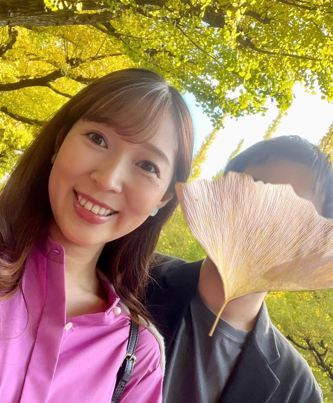 小野澤玲奈さんのインスタグラム写真 - (小野澤玲奈Instagram)「フライング気味だけど 💚→💛グラデーションが楽しめました🍃  カフェで栗アフタヌーンティーを楽しむ女子たちを横目に、、 ここはスイーツにするか！と思ったけど ハンバーガーが食べたい本能に負けてしまった🍔(おやつ)  お肉ふわっと系&辛いソースがすご〜くおいしかった💓  #食欲の秋  #自分に正直 #外苑前いちょう並木  #キハチカフェ #外苑前カフェ  #秋 #紅葉 #🍁  #合成の腕向上 #旦那の許可は得ていません笑 #ワンピース #qualite #カリテ」10月31日 23時50分 - reina.onozawa