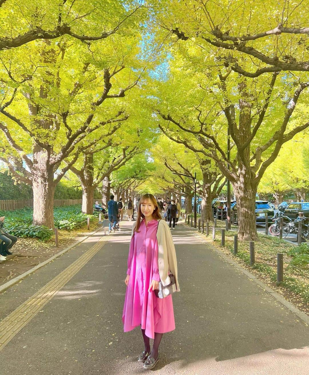 小野澤玲奈さんのインスタグラム写真 - (小野澤玲奈Instagram)「フライング気味だけど 💚→💛グラデーションが楽しめました🍃  カフェで栗アフタヌーンティーを楽しむ女子たちを横目に、、 ここはスイーツにするか！と思ったけど ハンバーガーが食べたい本能に負けてしまった🍔(おやつ)  お肉ふわっと系&辛いソースがすご〜くおいしかった💓  #食欲の秋  #自分に正直 #外苑前いちょう並木  #キハチカフェ #外苑前カフェ  #秋 #紅葉 #🍁  #合成の腕向上 #旦那の許可は得ていません笑 #ワンピース #qualite #カリテ」10月31日 23時50分 - reina.onozawa